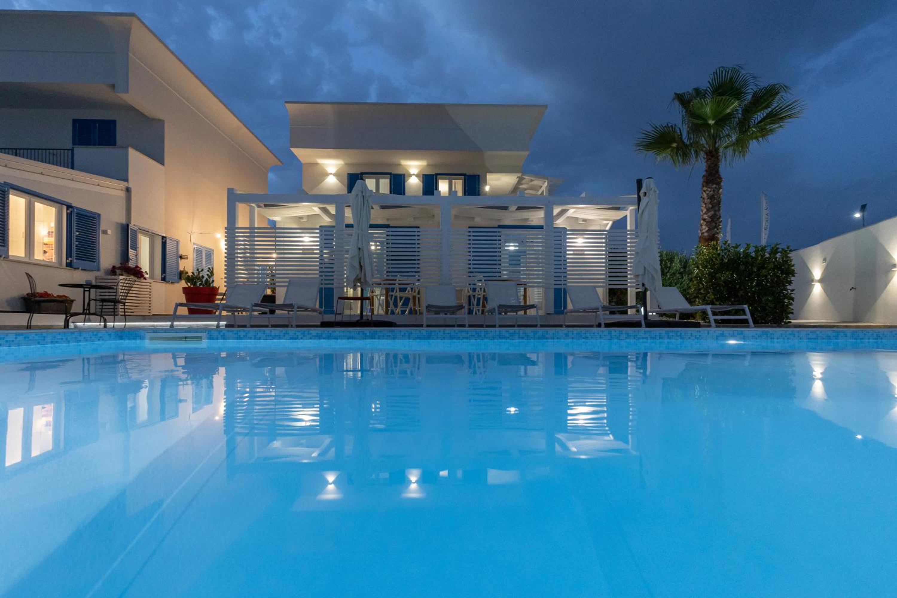 King Room with Pool View - Photo 28