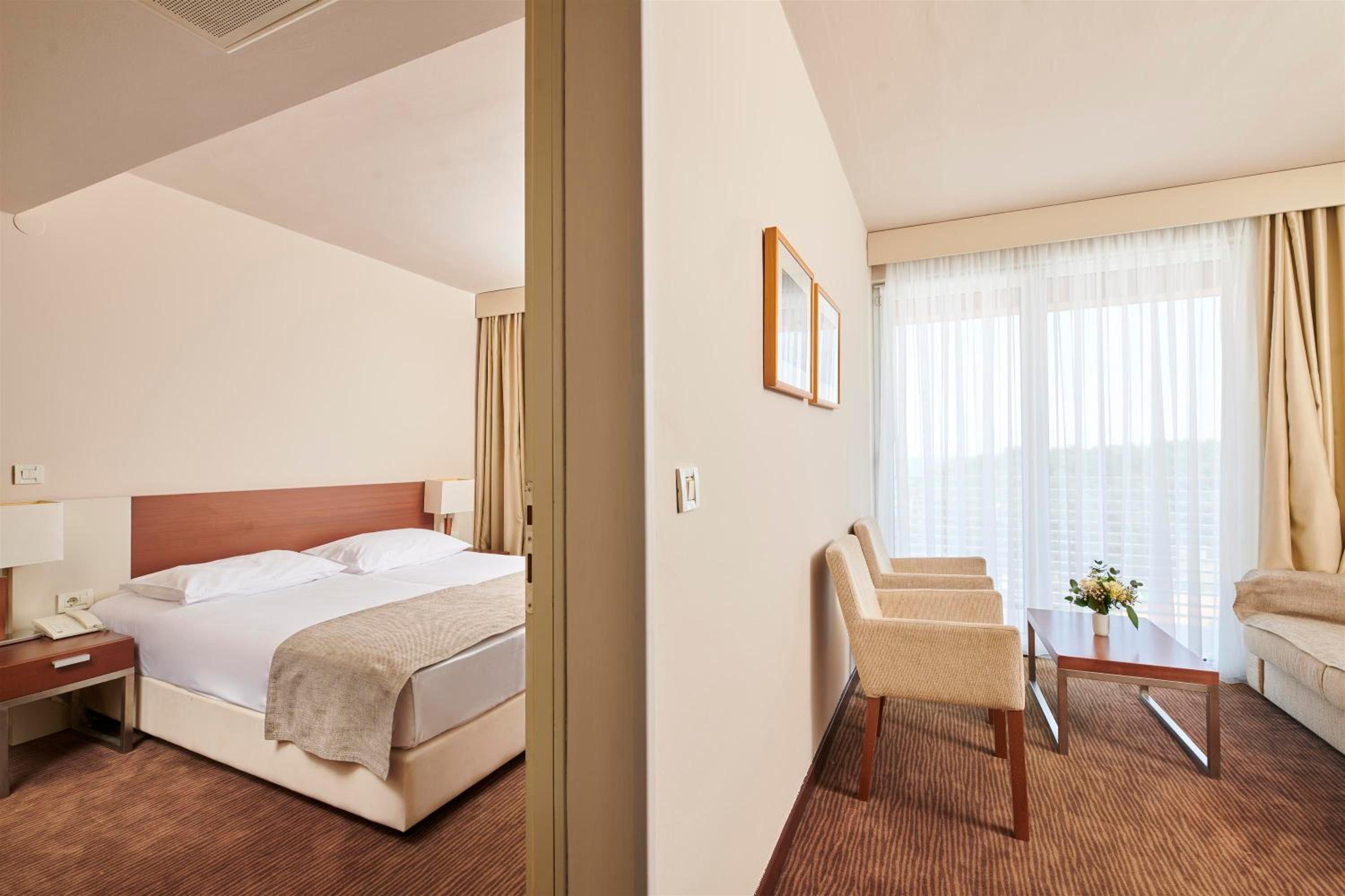 Suite with Balcony - Photo 3