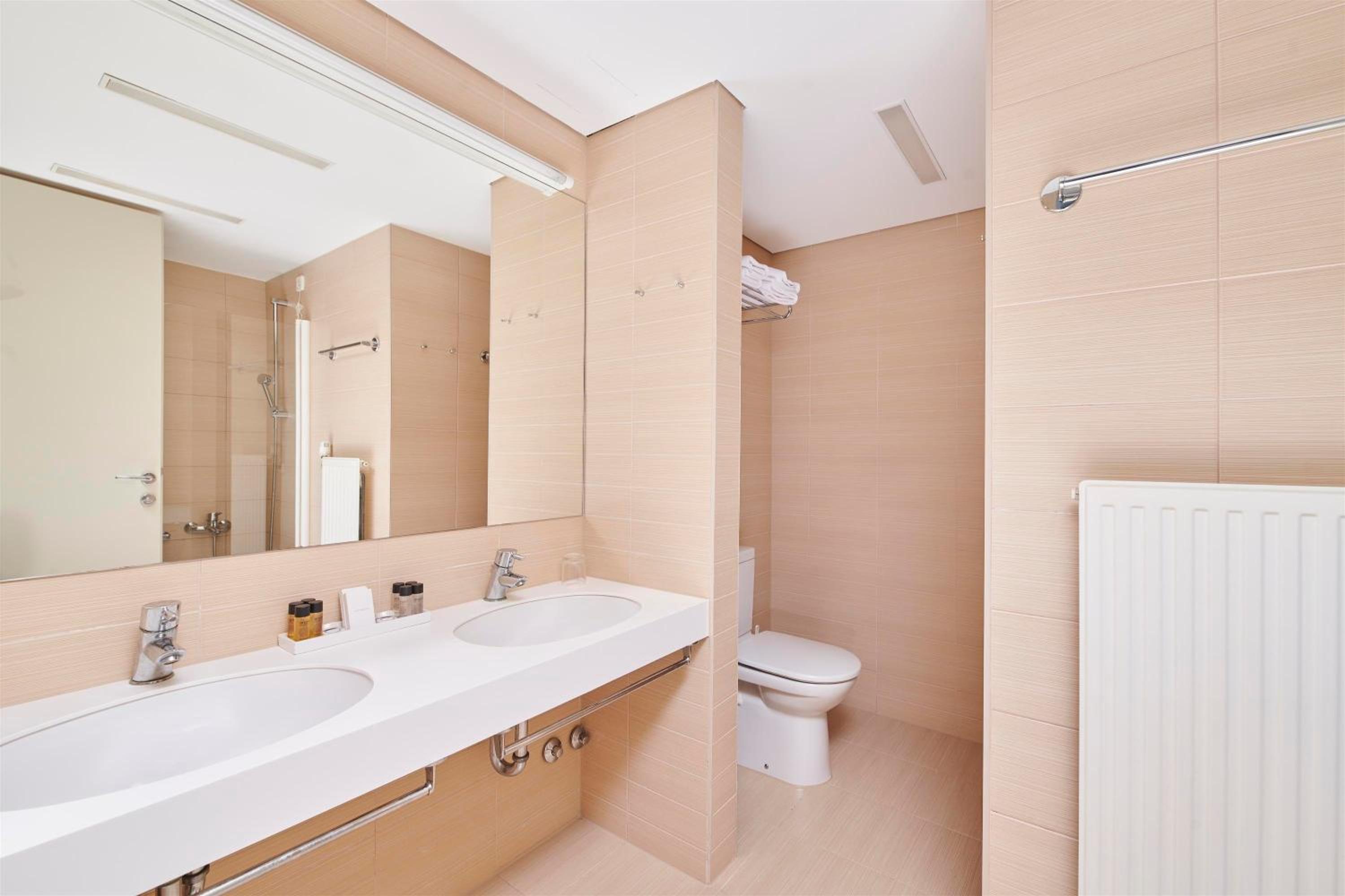Suite with Balcony - Photo 5