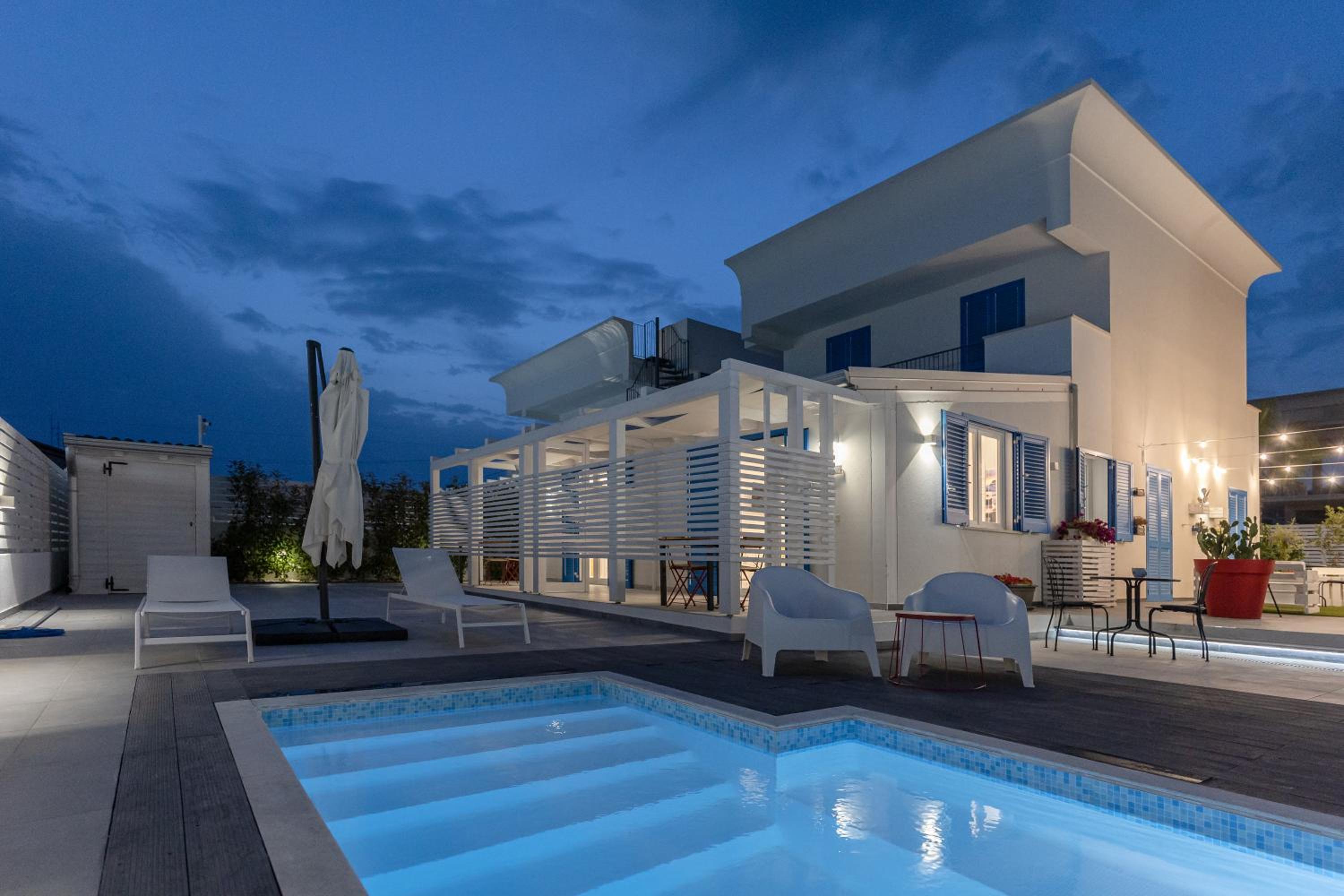 King Room with Pool View - Photo 25