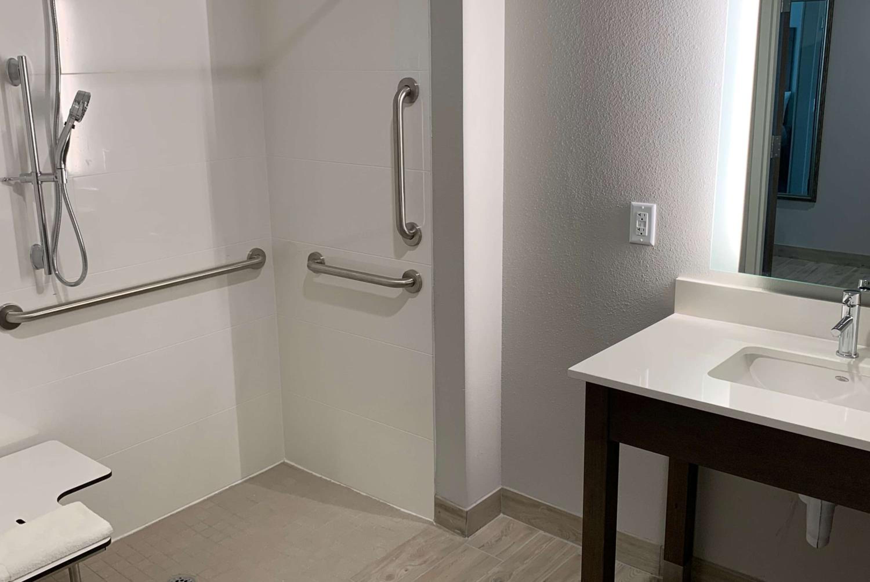King Room - Mobility Access/Non-Smoking - Photo 6
