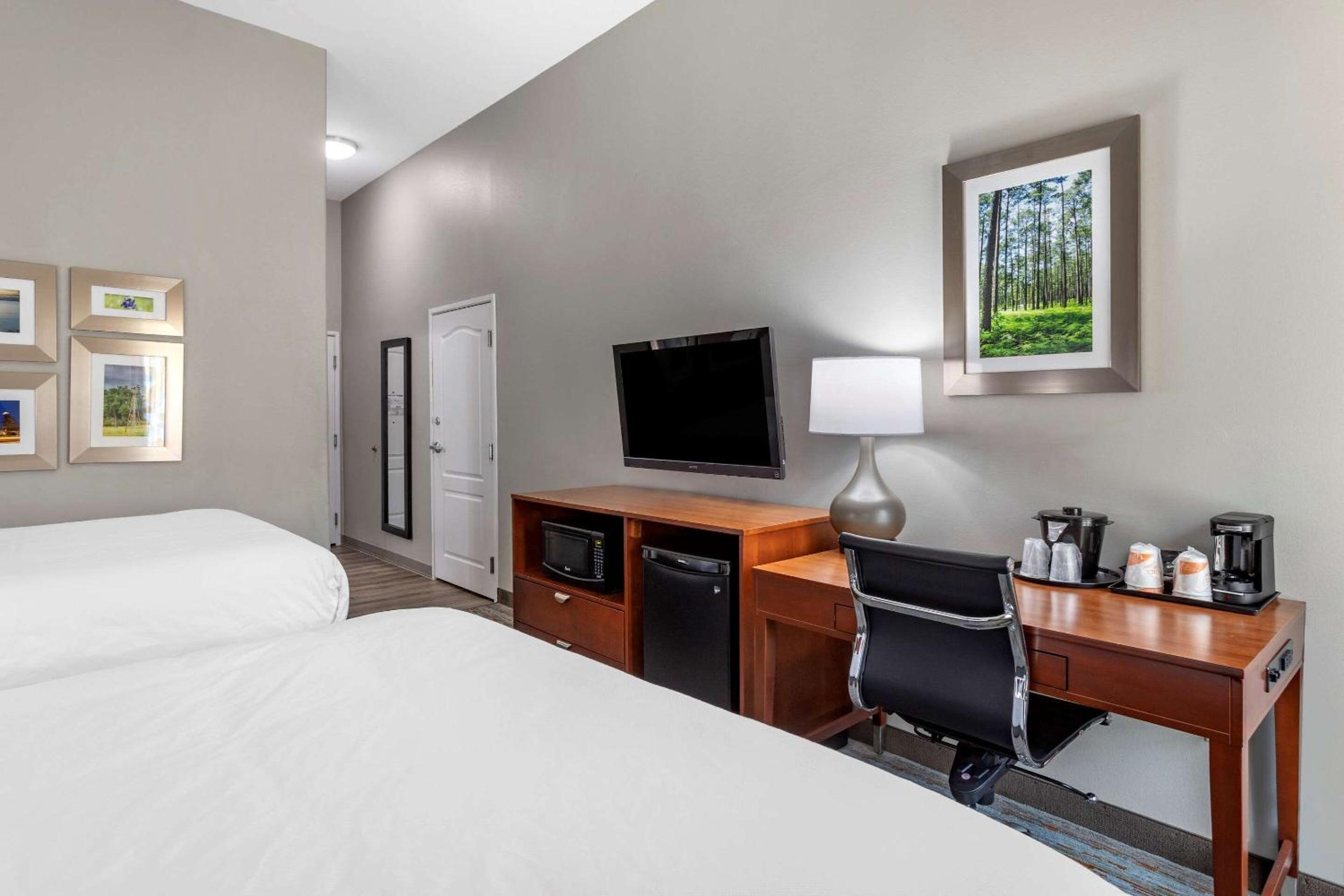 Queen Room with Two Queen Beds - Accessible/Non-Smoking  - Photo 2