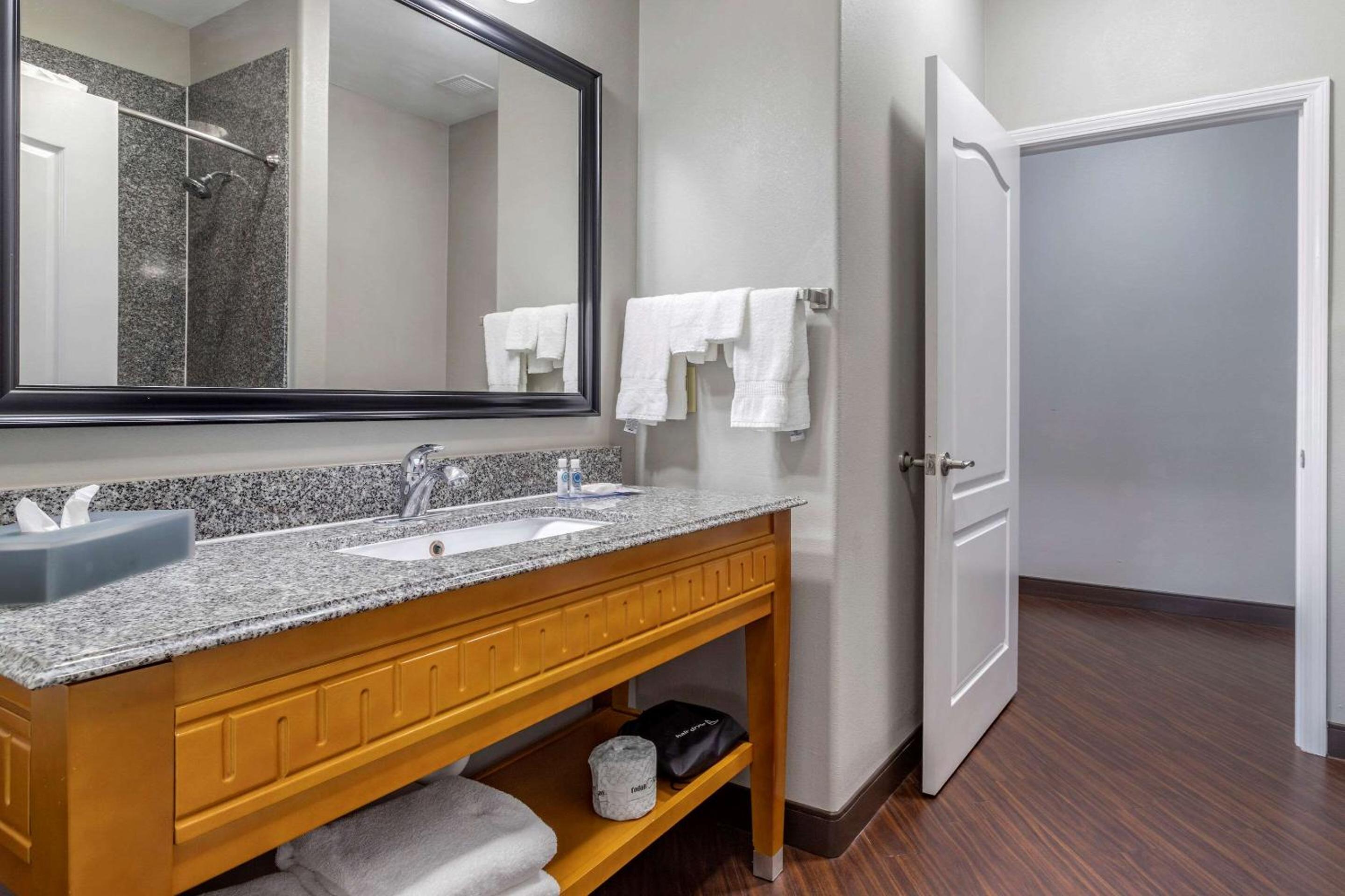 King Suite - Non-Smoking - Photo 1