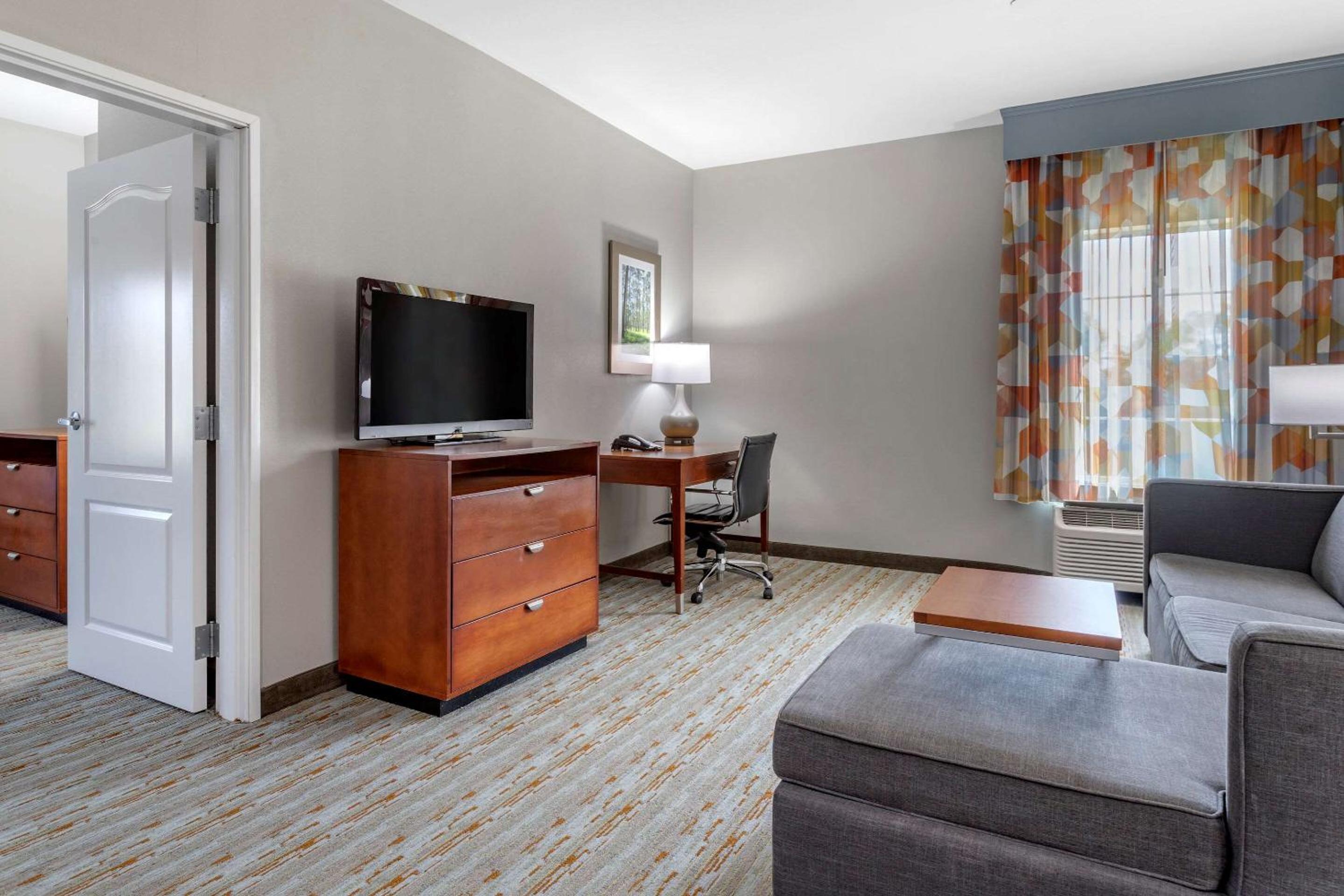 King Suite - Non-Smoking - Photo 2