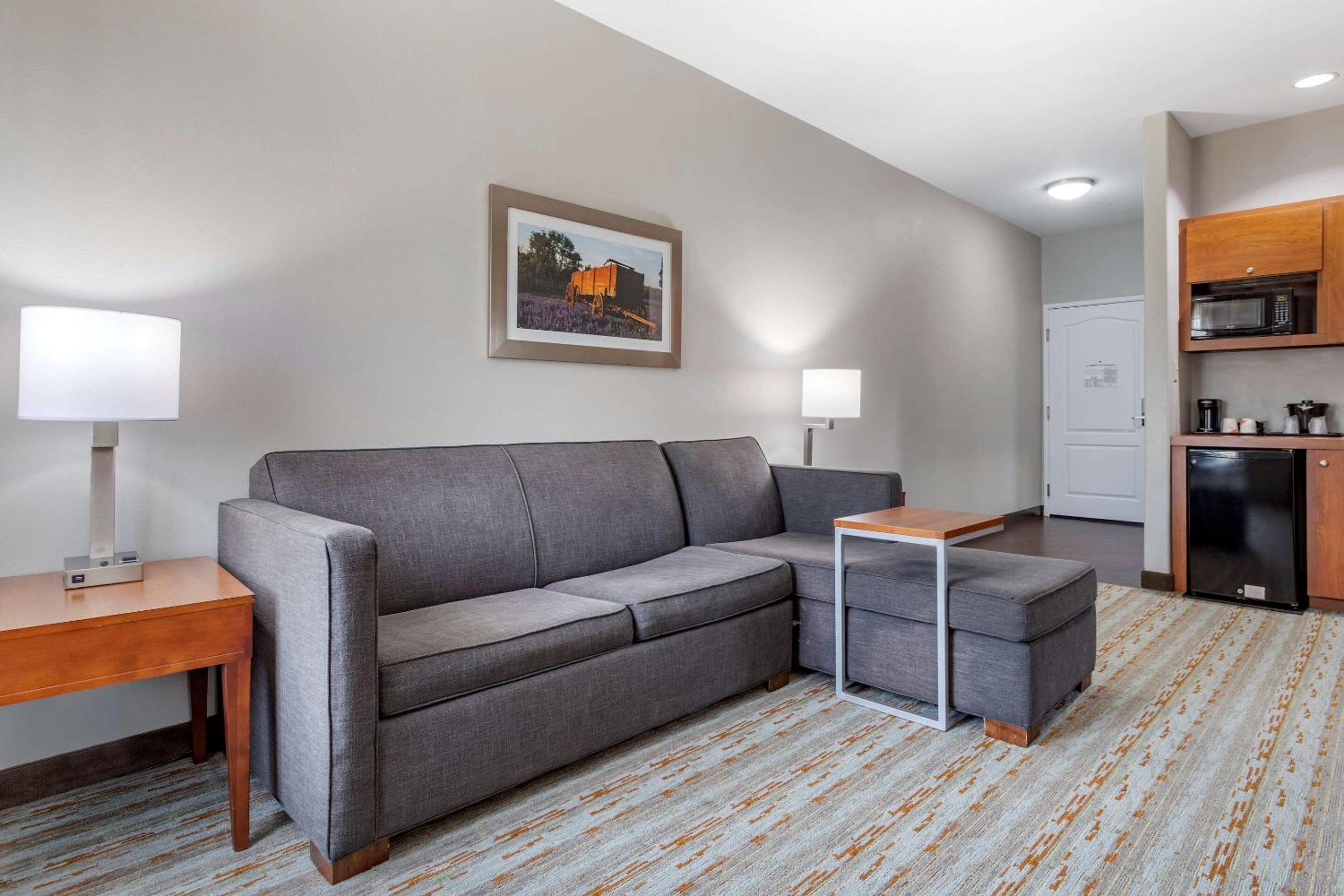 King Suite - Non-Smoking - Photo 3