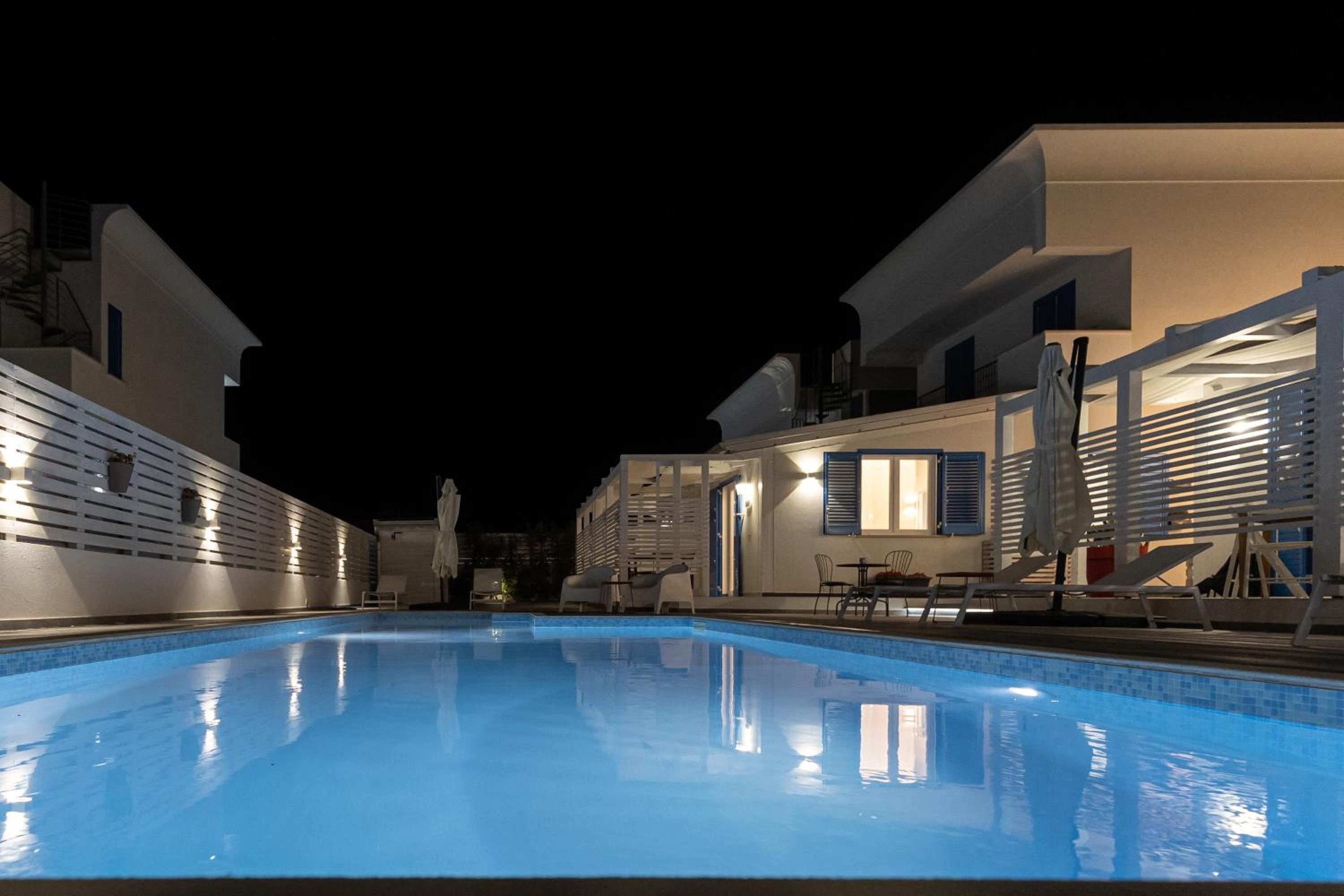 King Room with Pool View - Photo 16