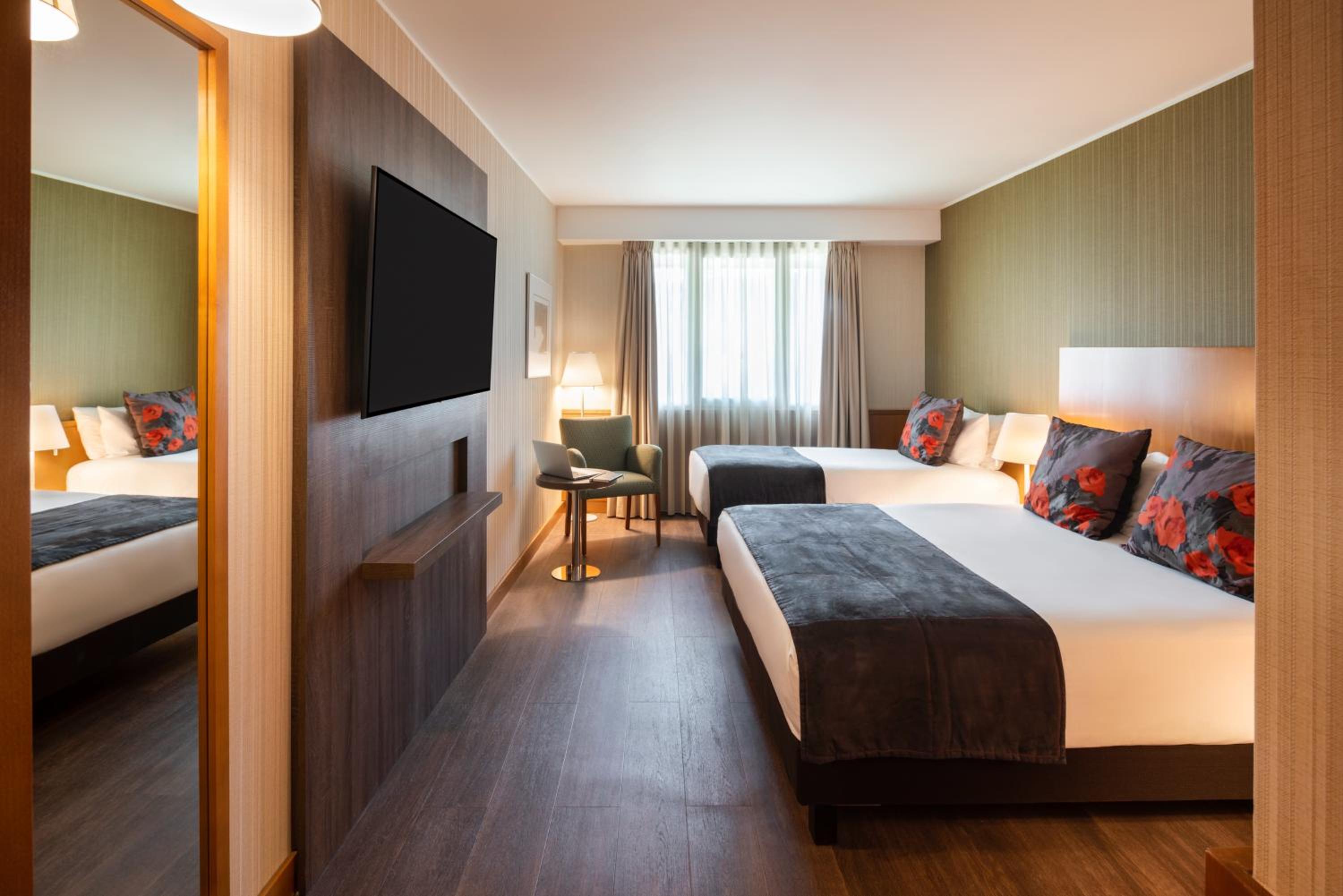Standard Room with 1 Double and 1 Single Bed - Photo 2