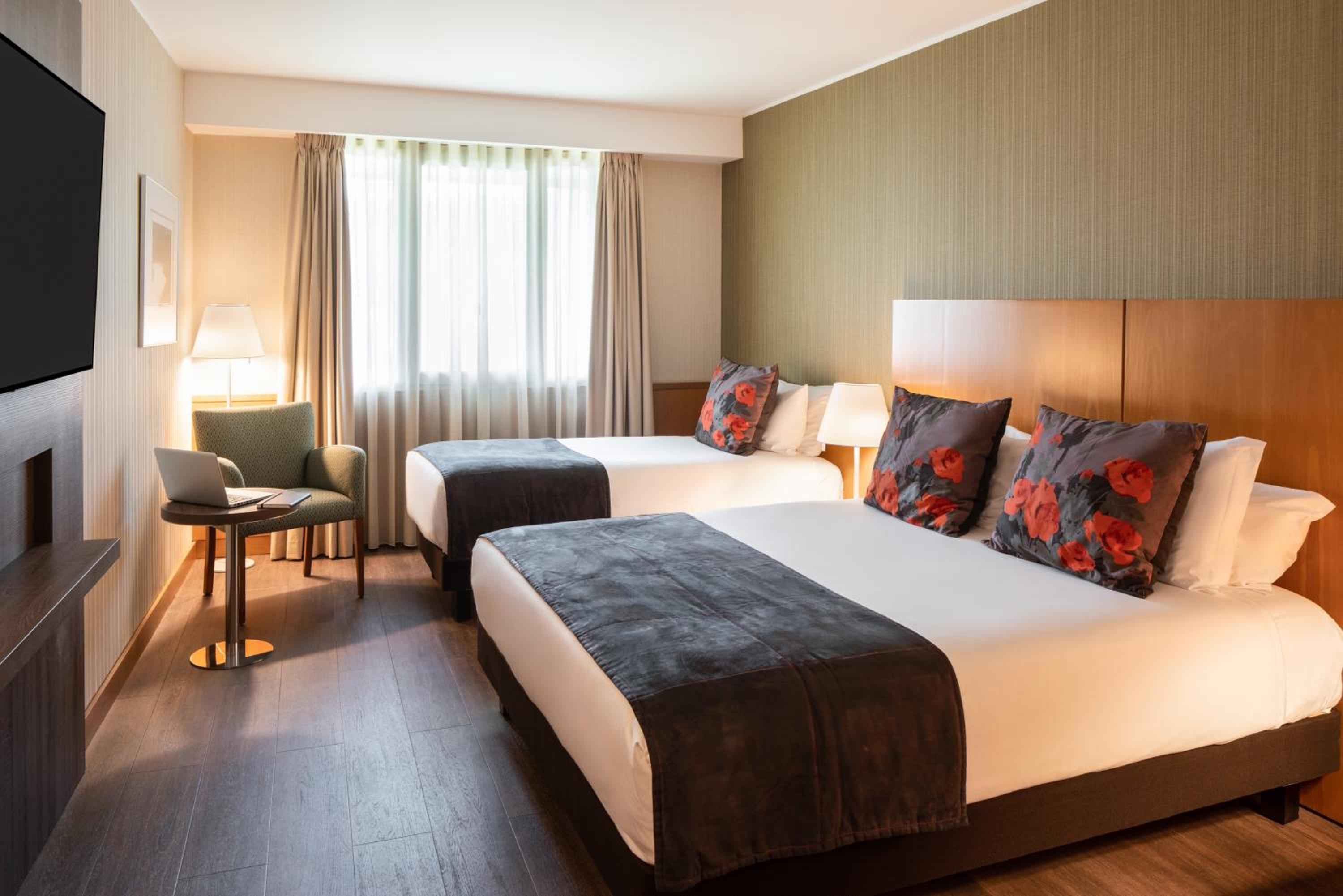 Standard Room with 1 Double and 1 Single Bed - Photo 13