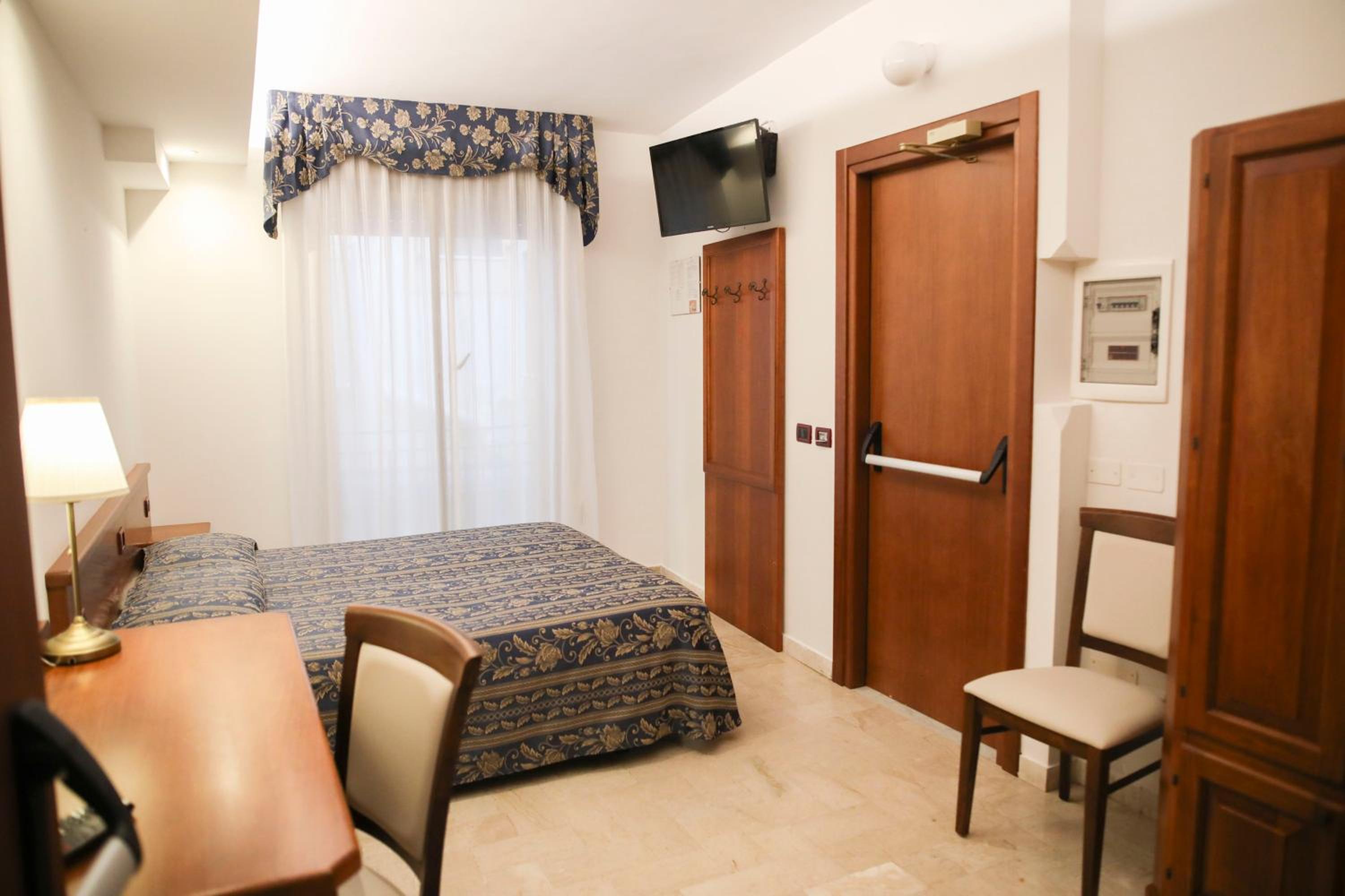 Economy Twin/Double Room (some with bathroom disable facilities) - Photo 2