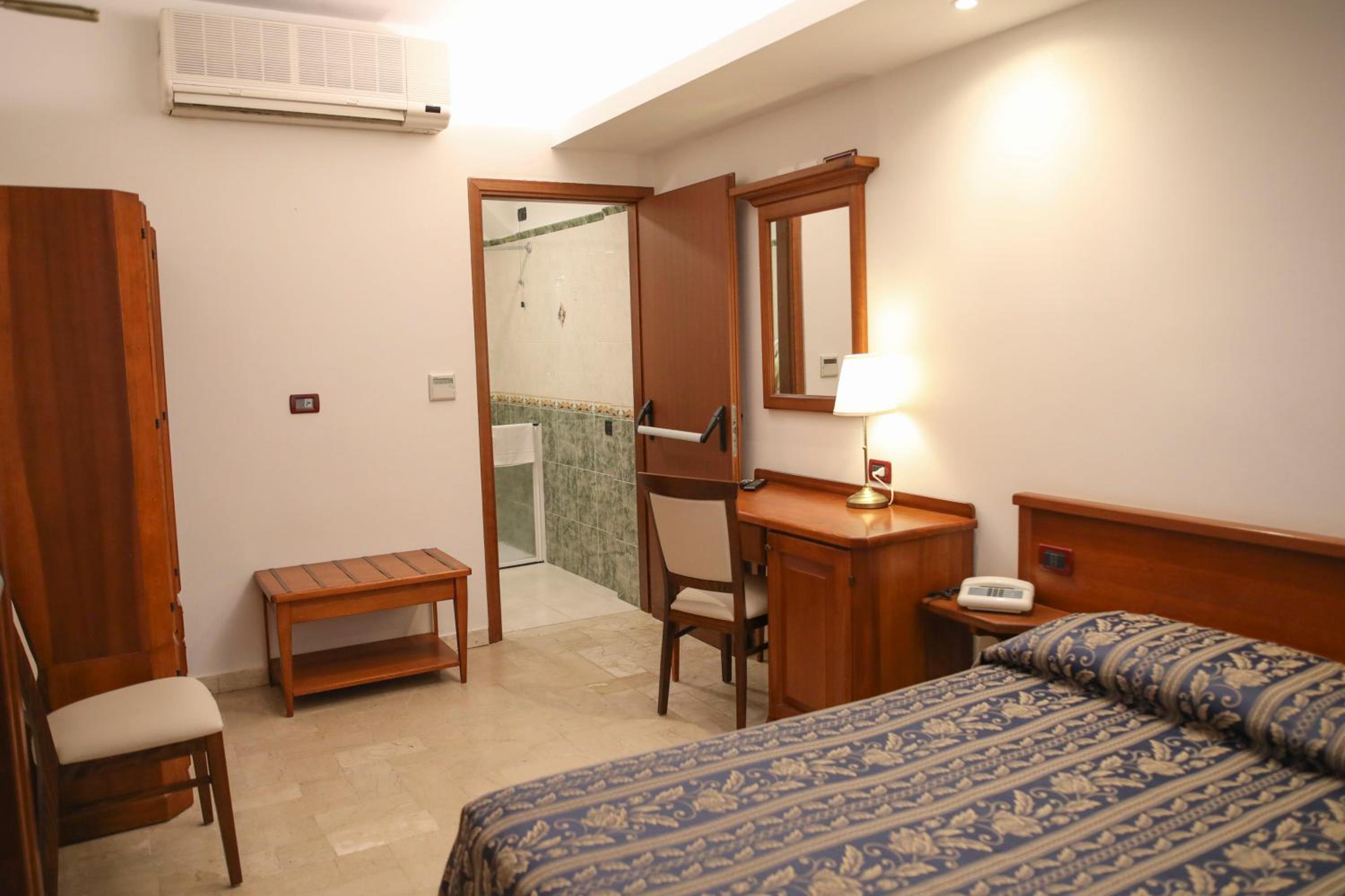 Economy Twin/Double Room (some with bathroom disable facilities) - Photo 3