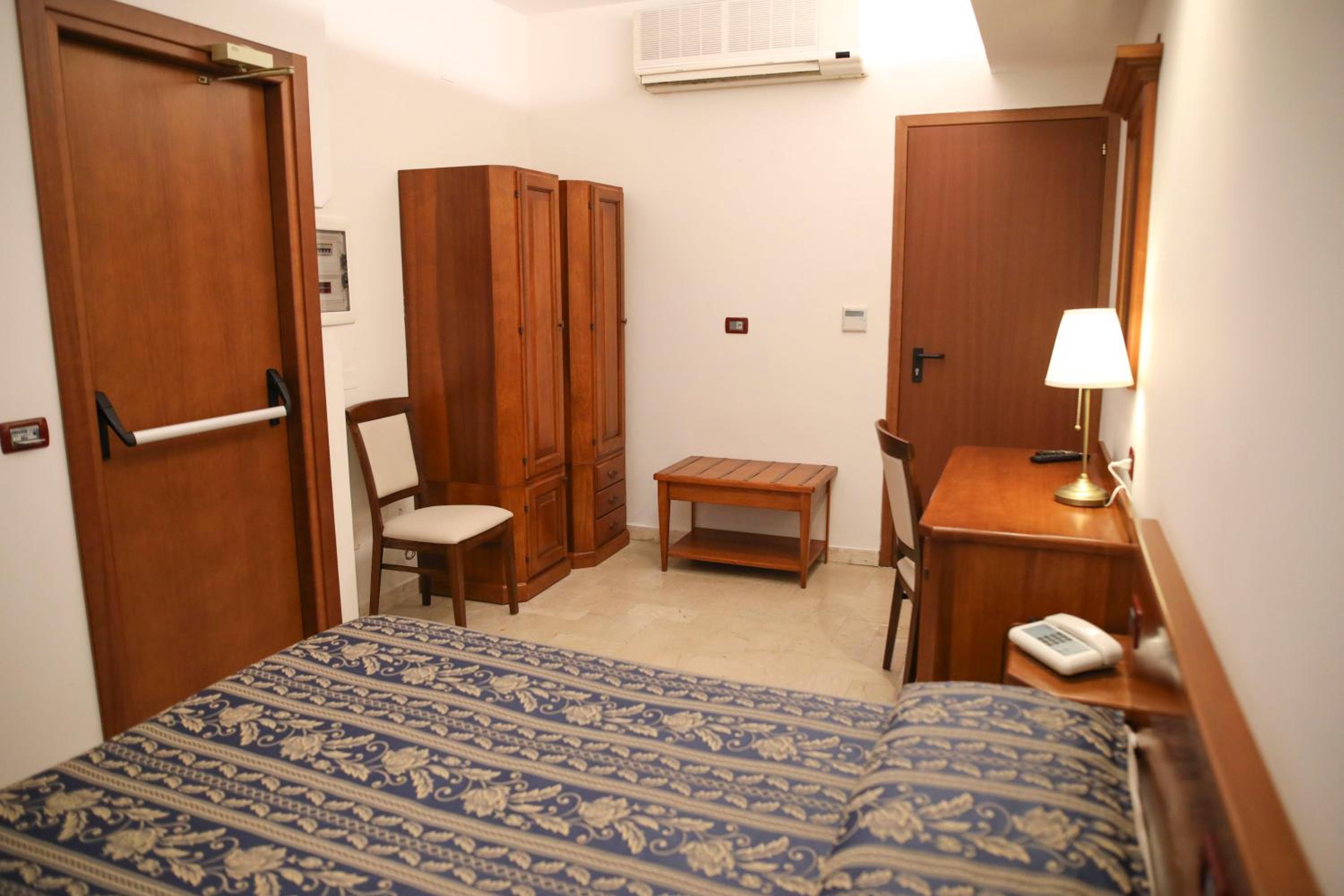 Economy Twin/Double Room (some with bathroom disable facilities) - Photo 4