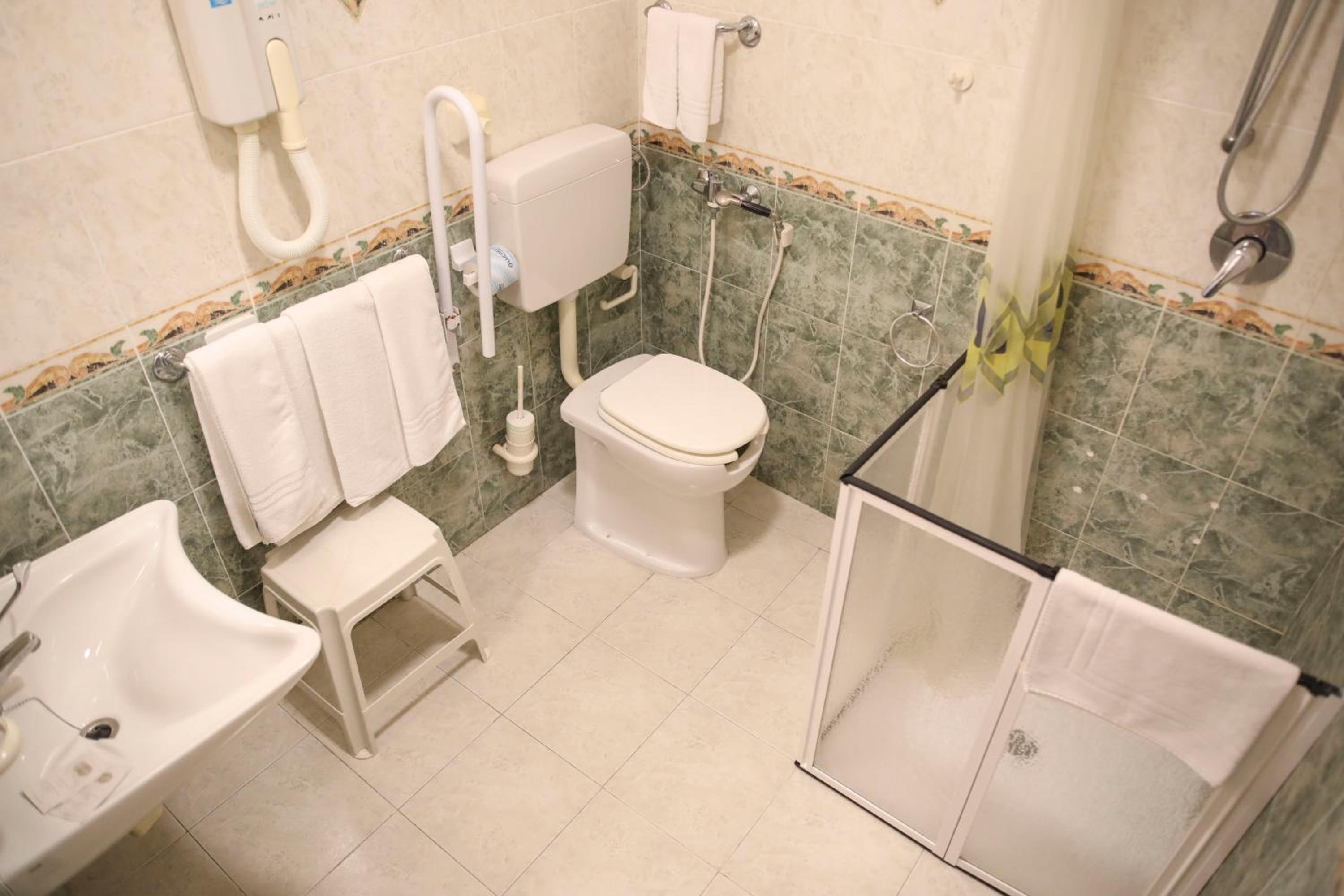 Economy Twin/Double Room (some with bathroom disable facilities) - Photo 5