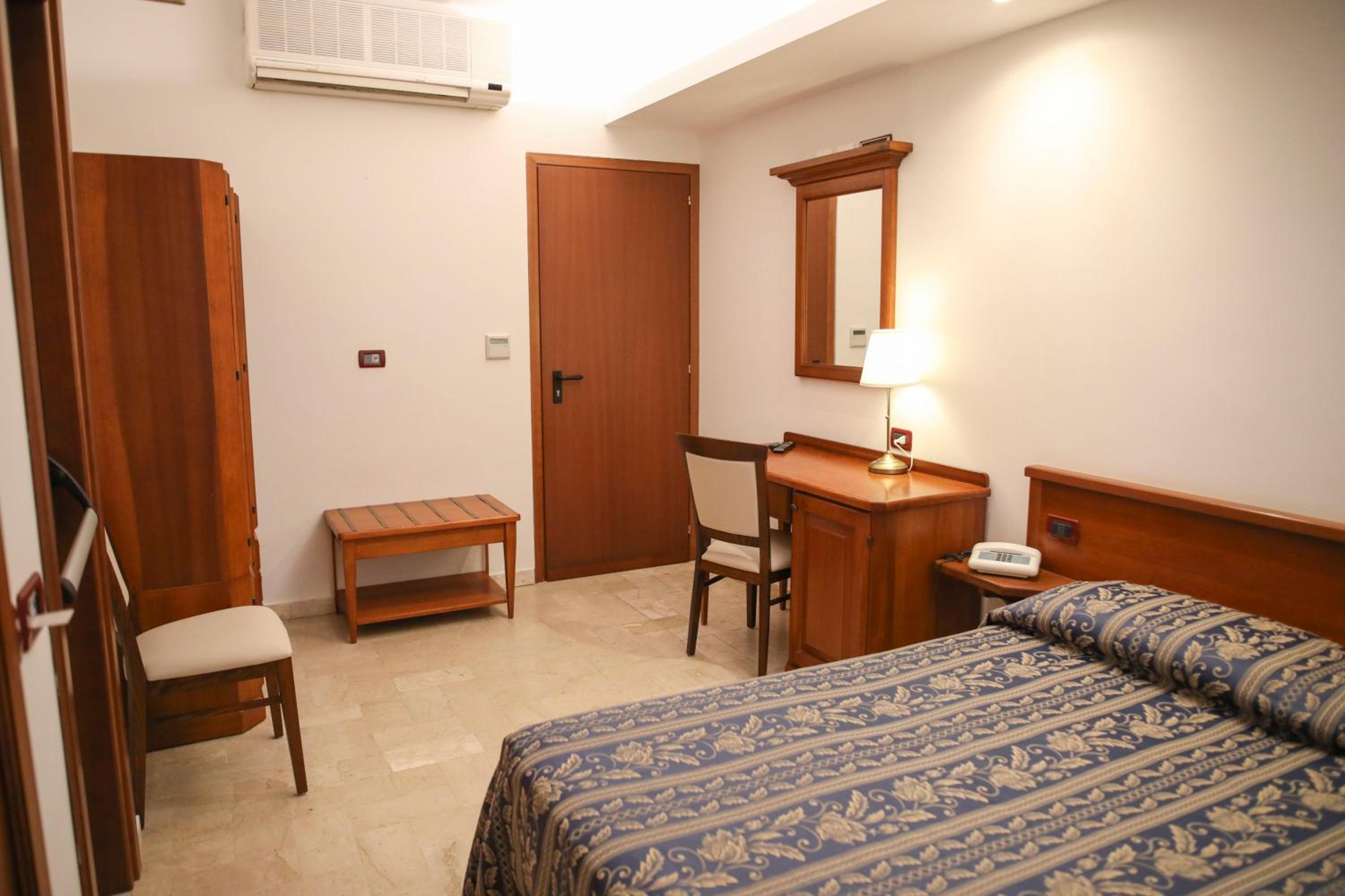 Economy Twin/Double Room (some with bathroom disable facilities) - Photo 6