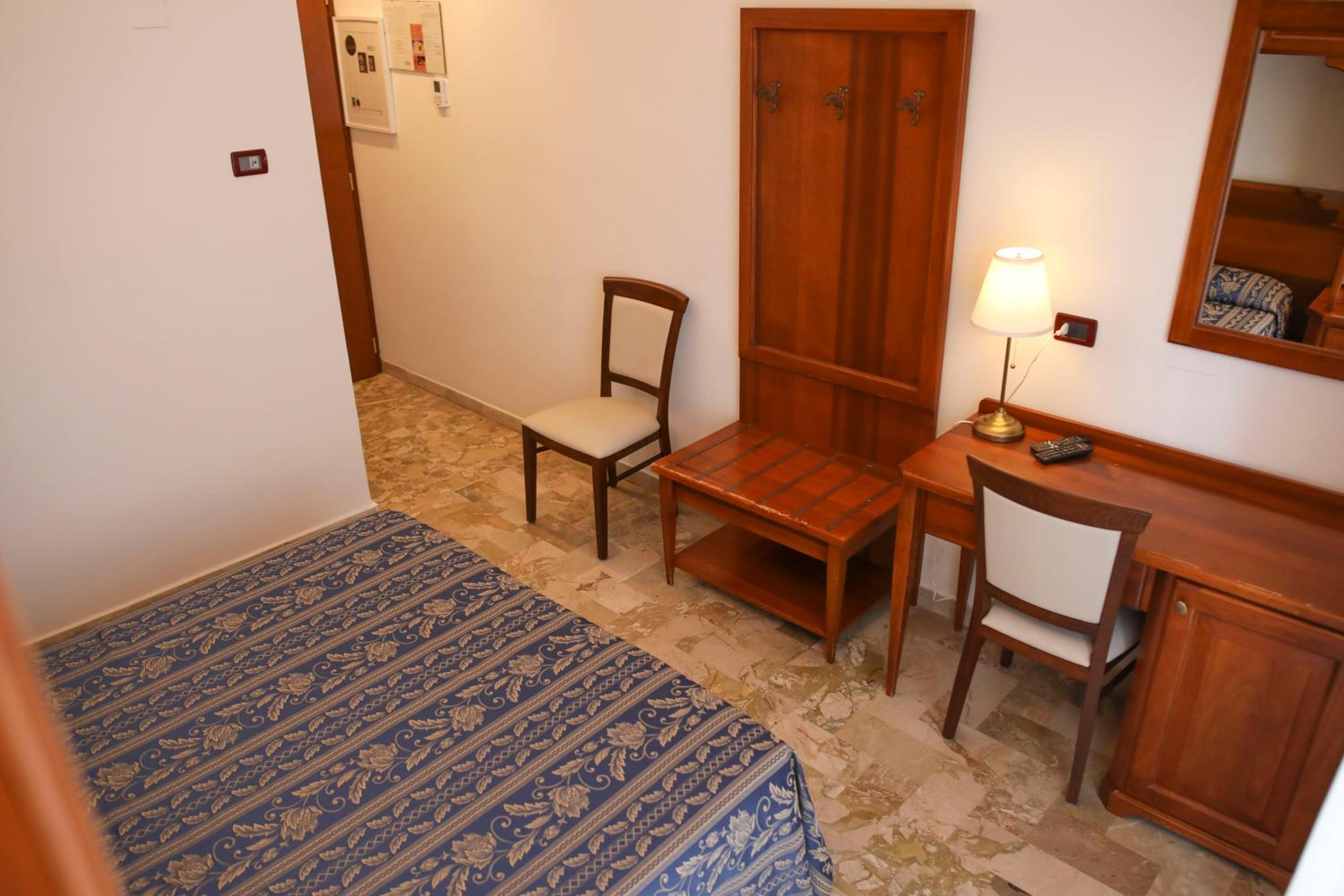 Double or Twin Room - Photo 12