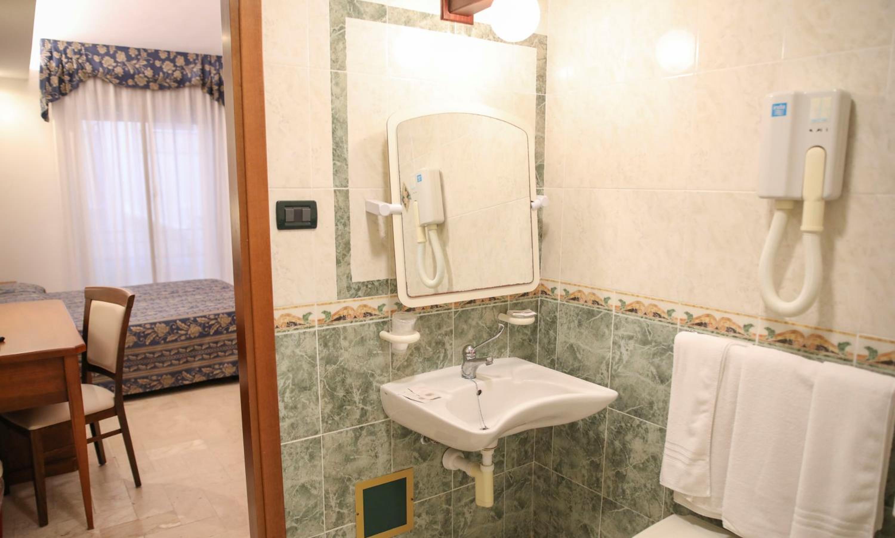 Double or Twin Room - Photo 11
