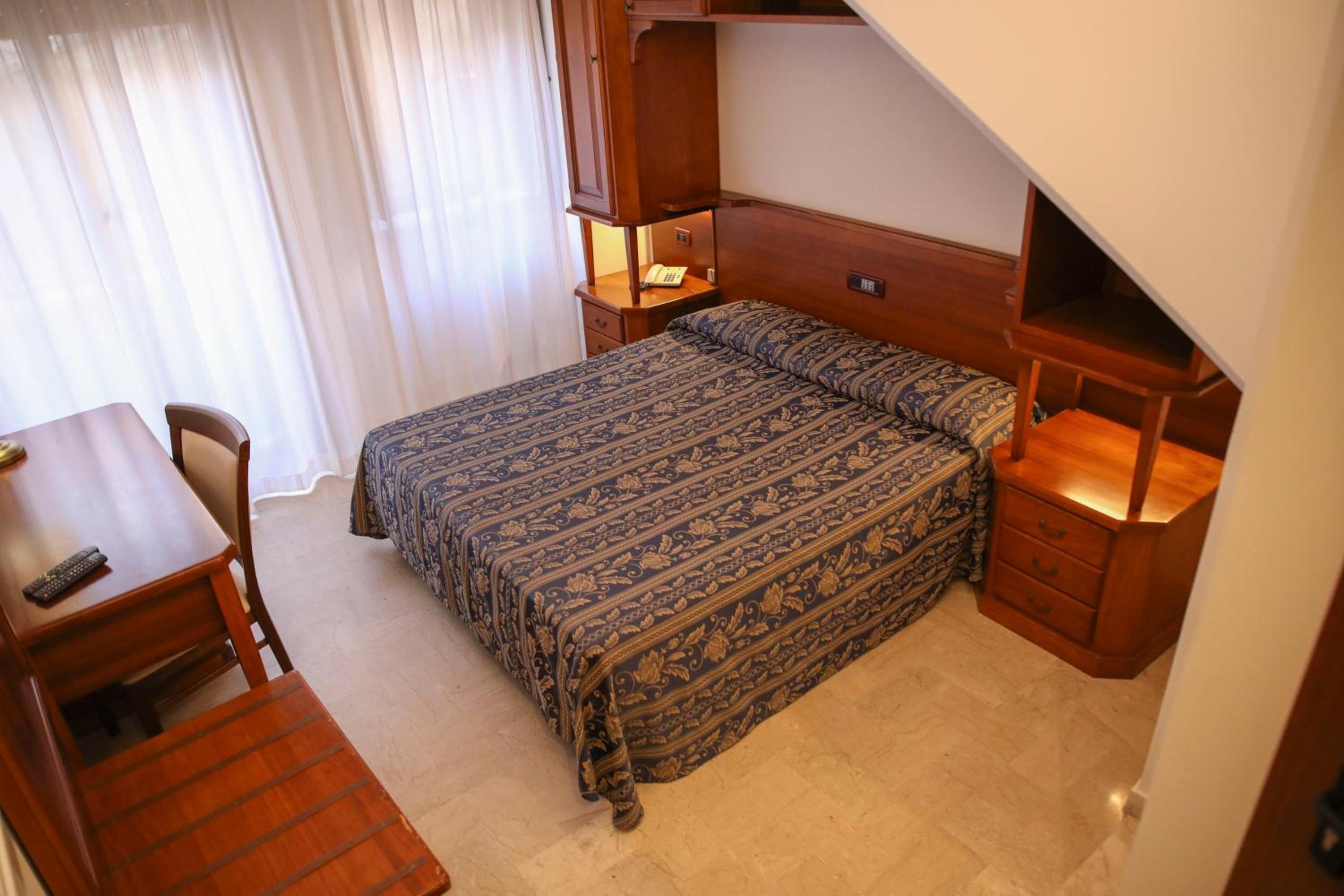Double or Twin Room - Photo 9
