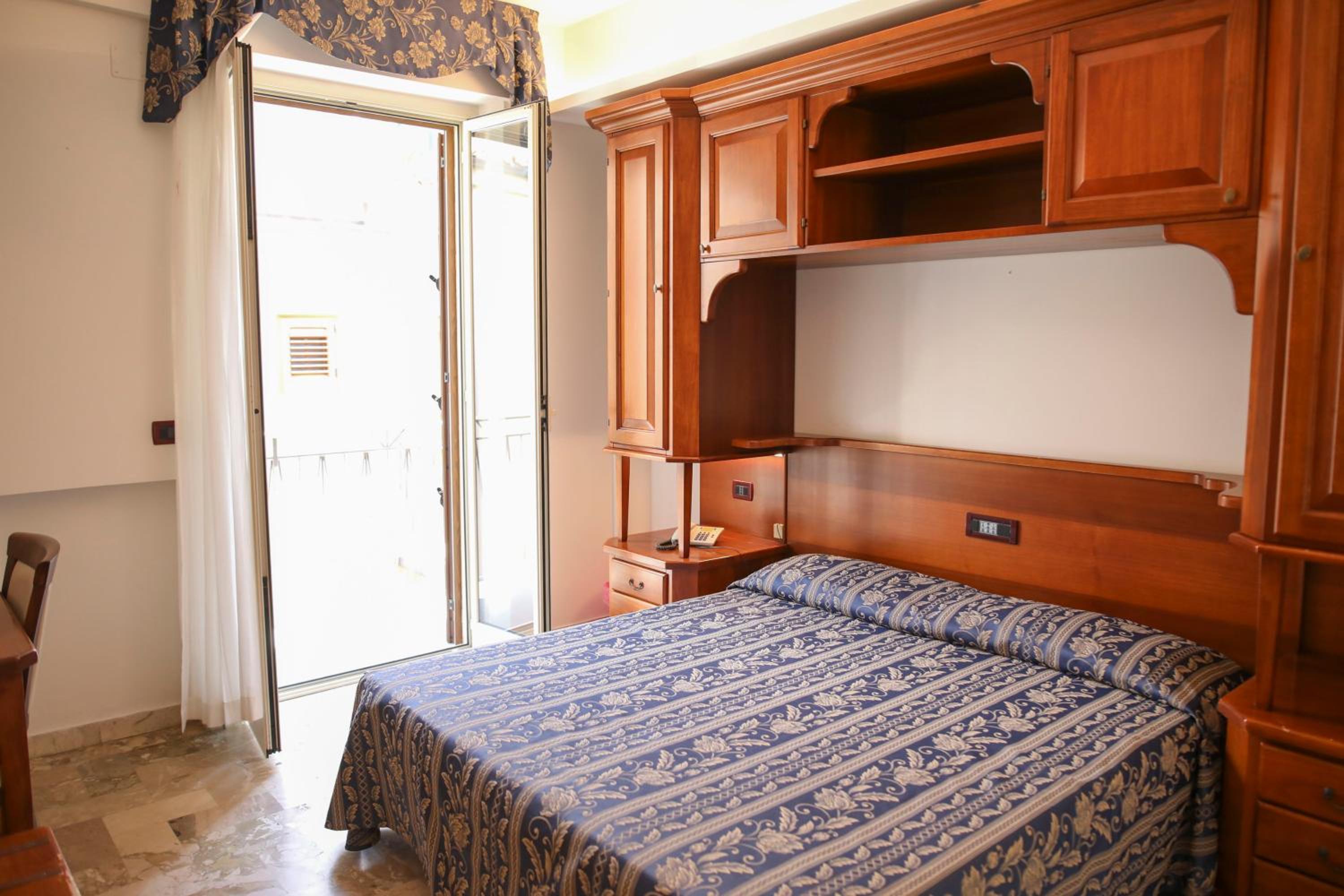 Double or Twin Room - Photo 8
