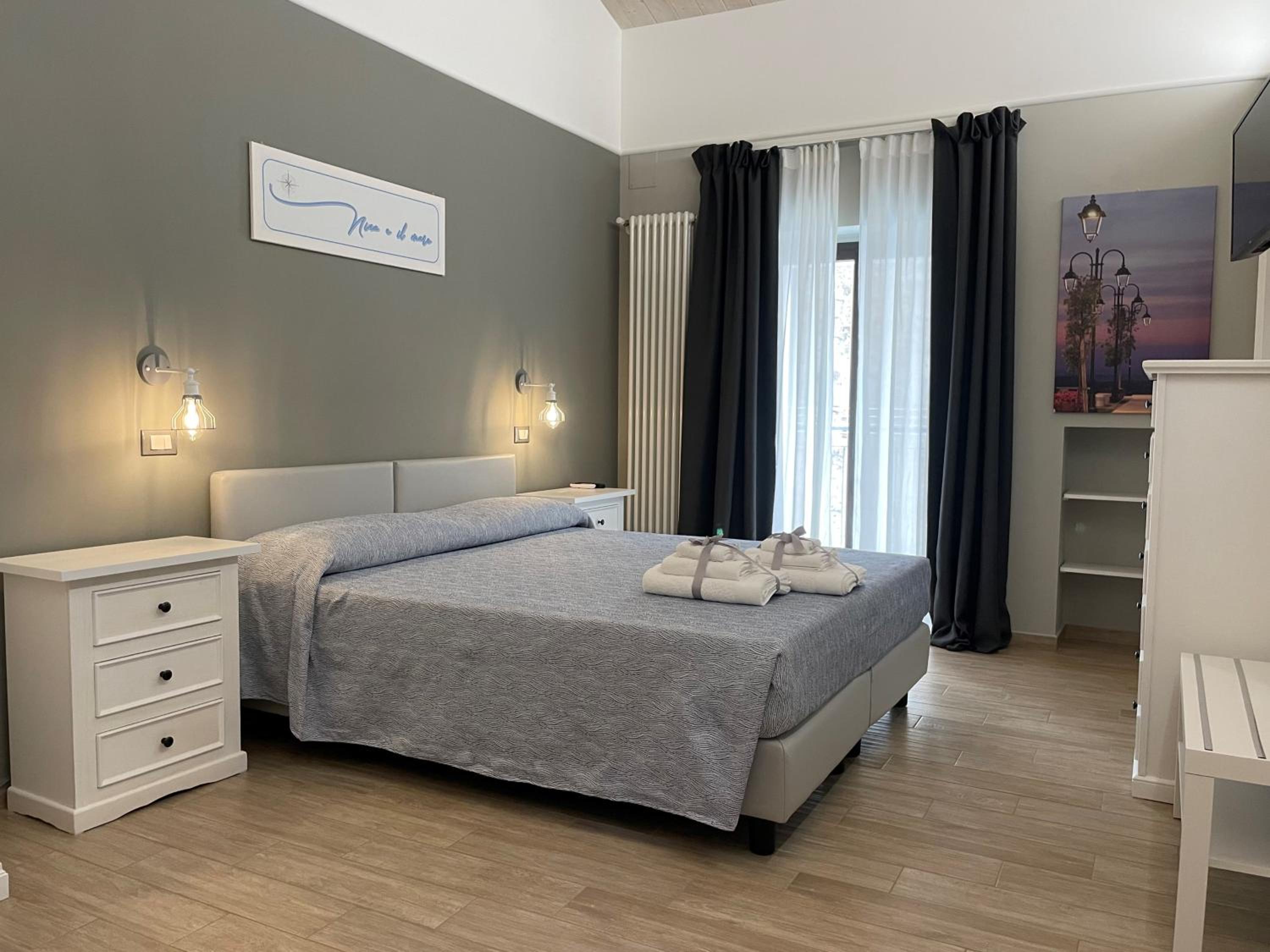 Double Room with Balcony - Photo 5