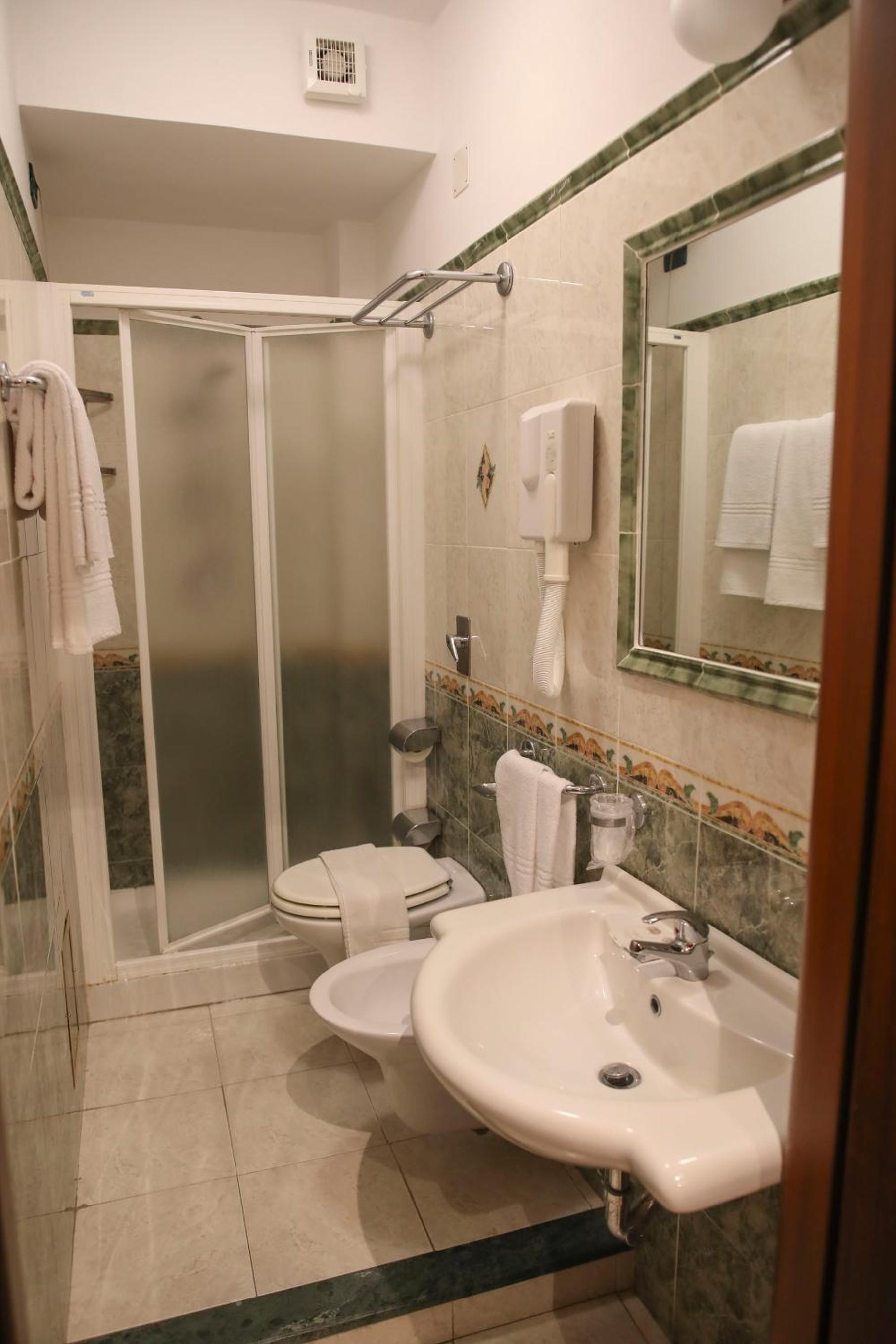 Double or Twin Room - Photo 7