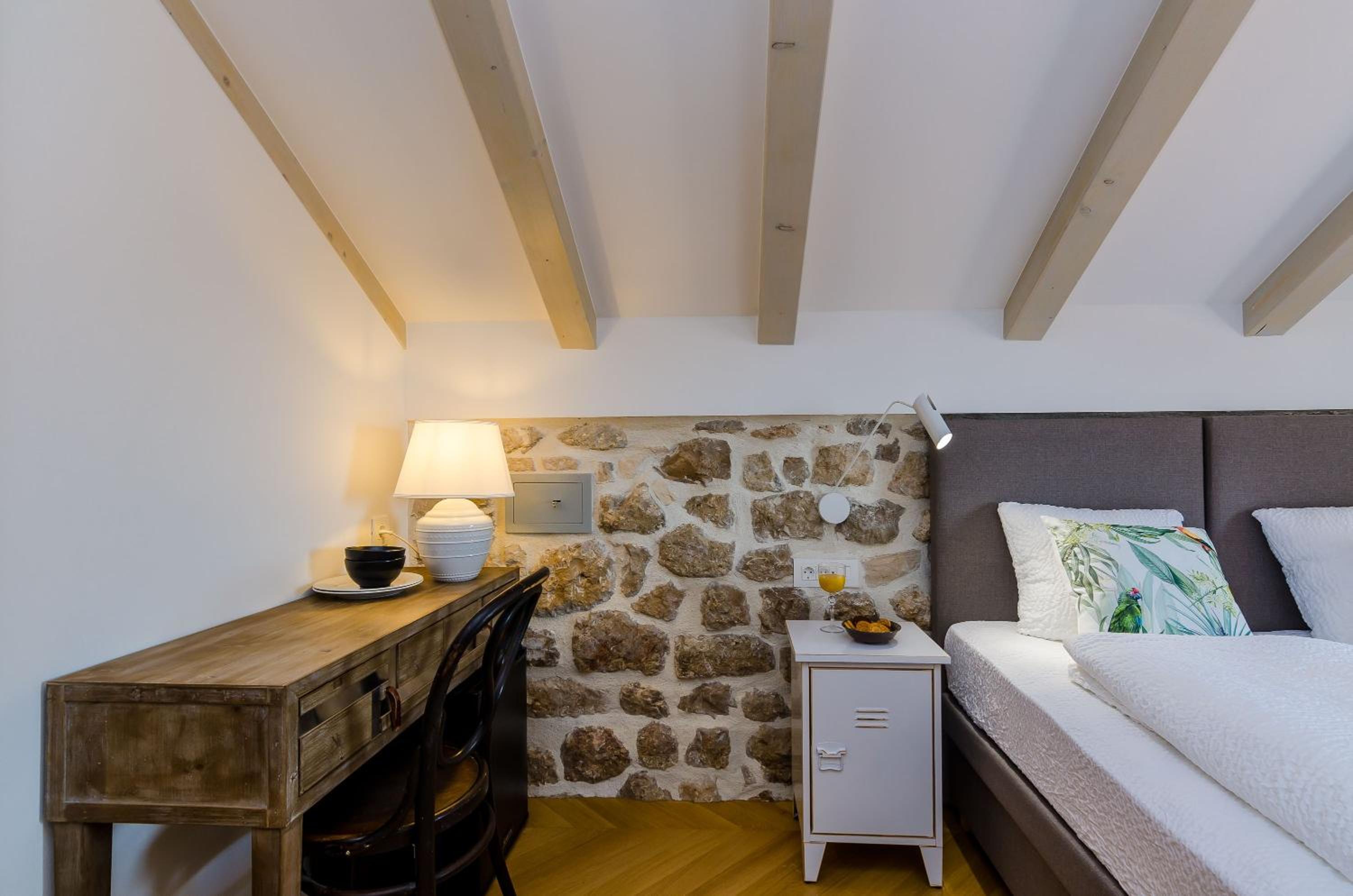Deluxe Double Room with Side Sea View