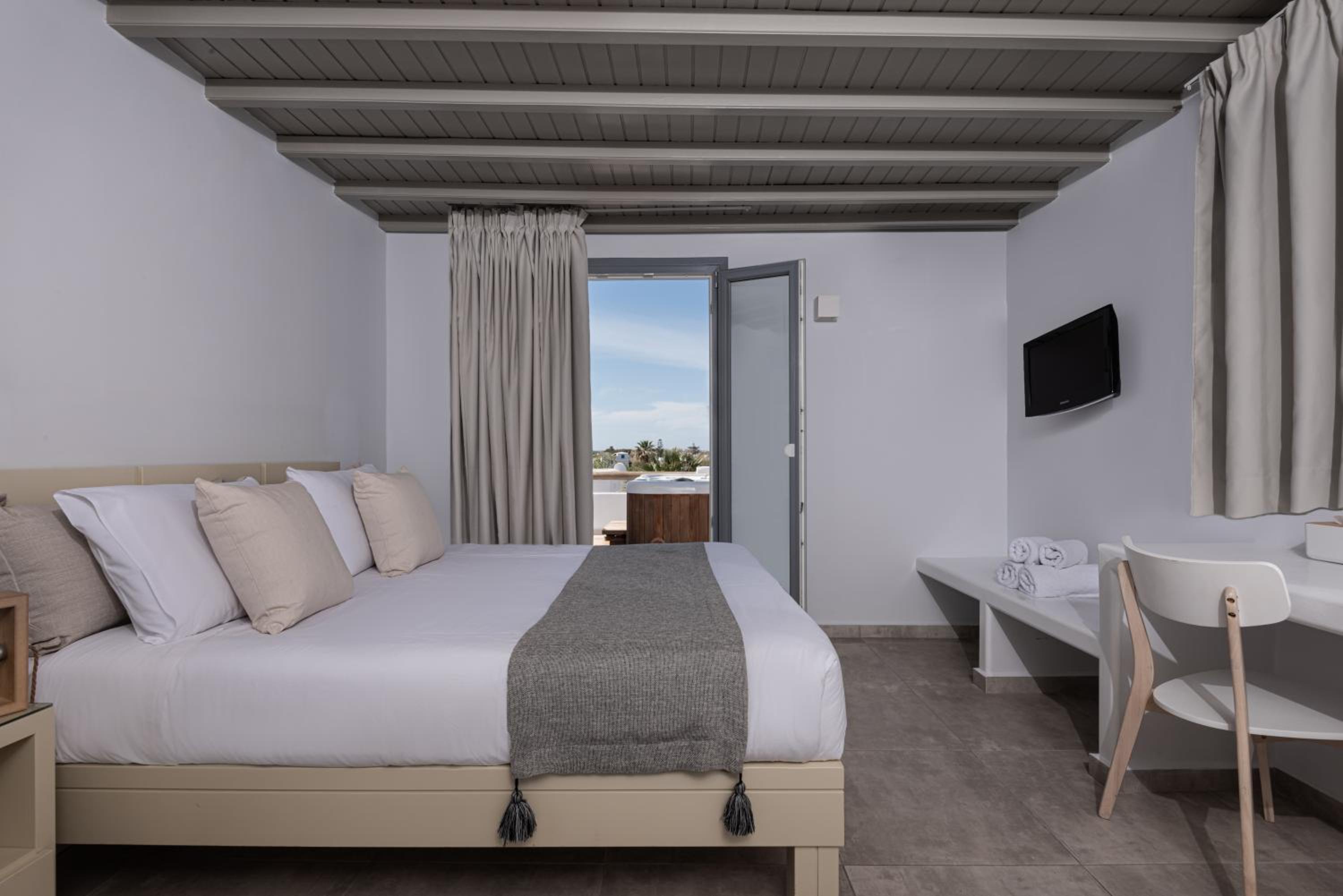 King Suite with Outdoor Hot Tub and Sea View