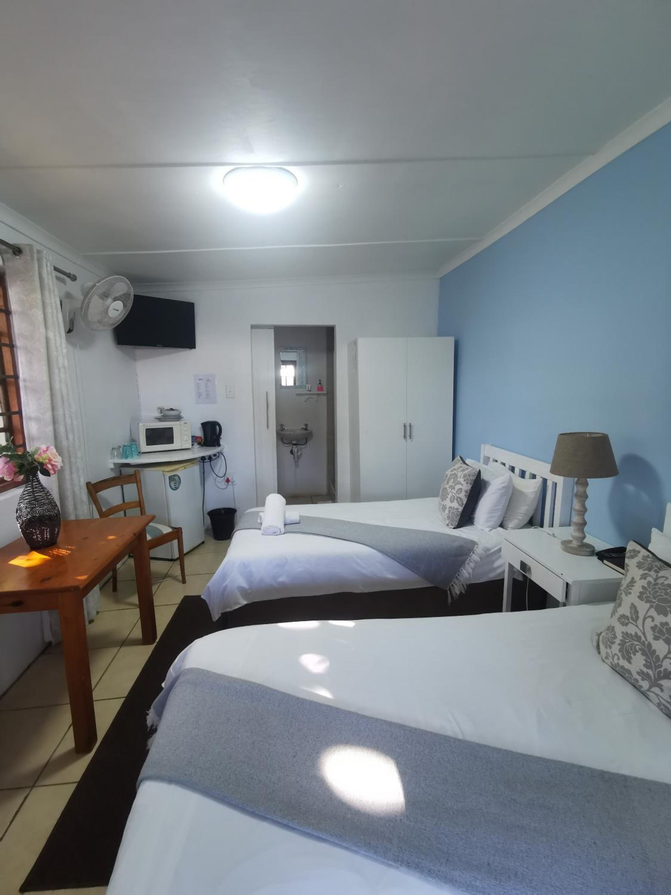 Twin Room - Photo 12