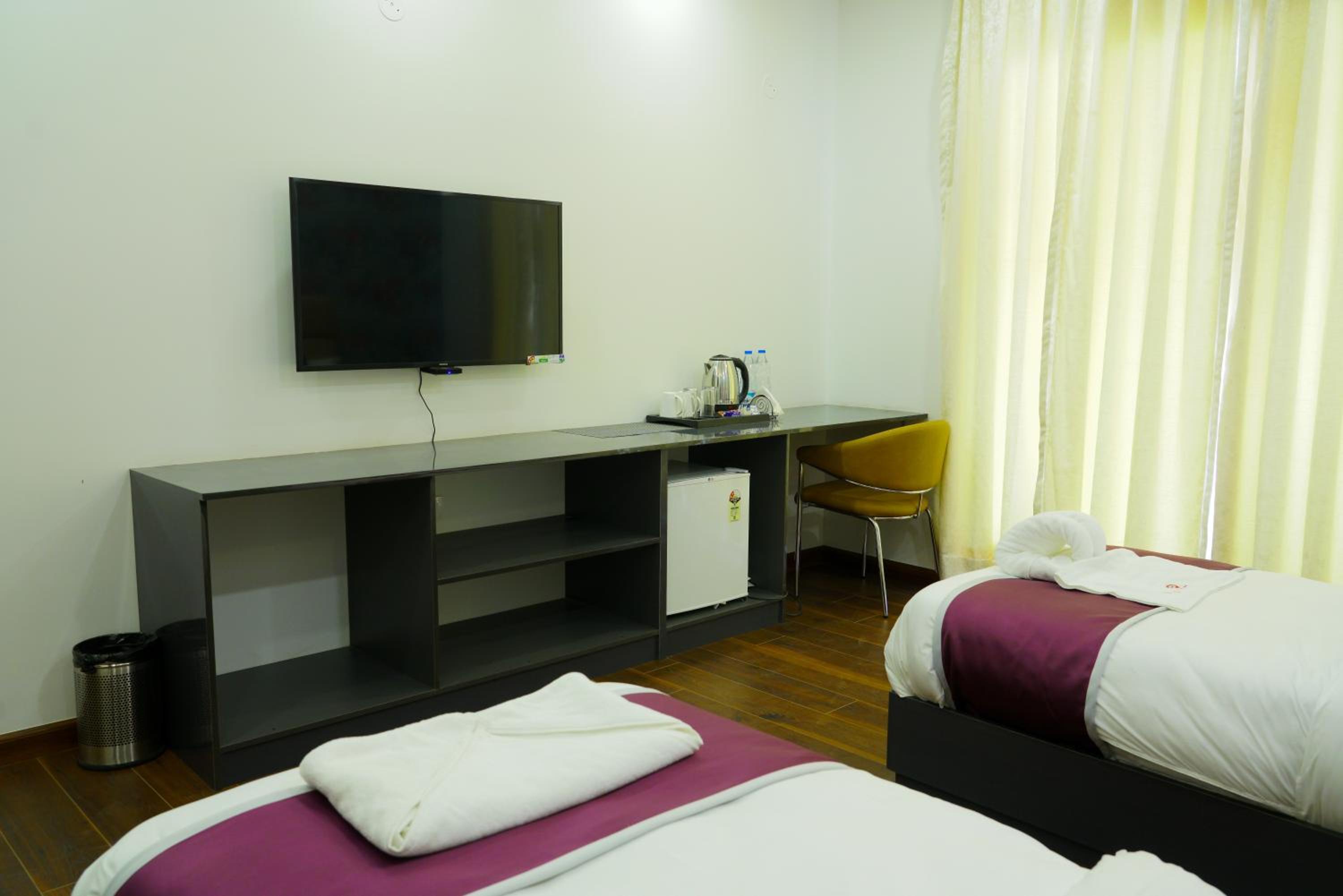 Deluxe Double Room with Balcony photo 2