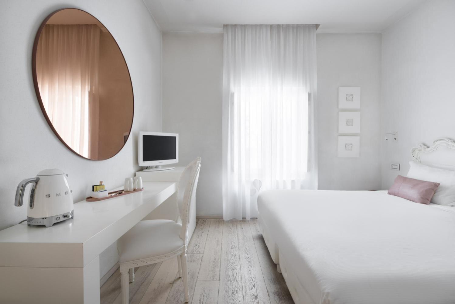 Double or Twin Room thumbnail 6