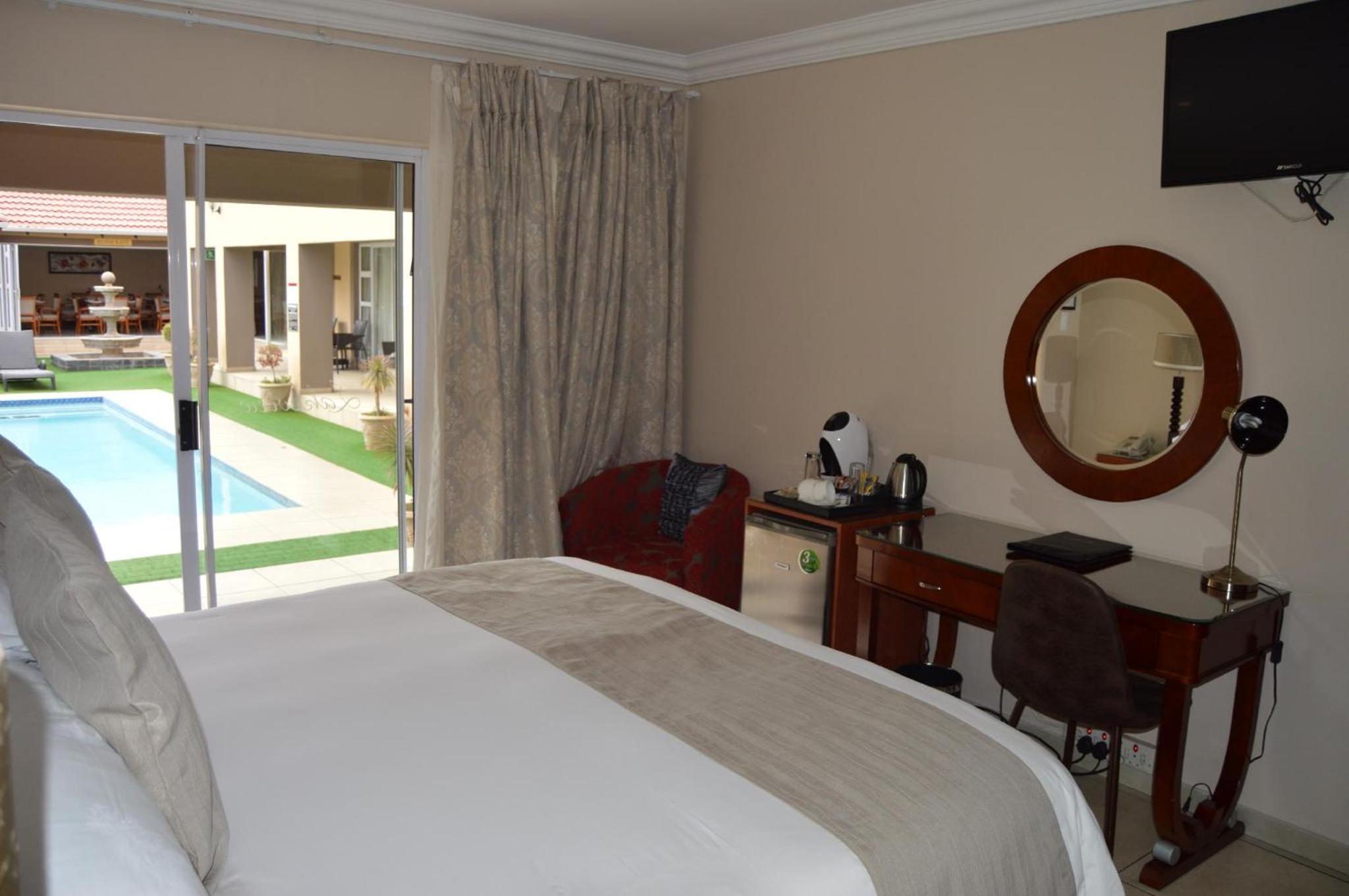 Luxury King Room - Photo 4