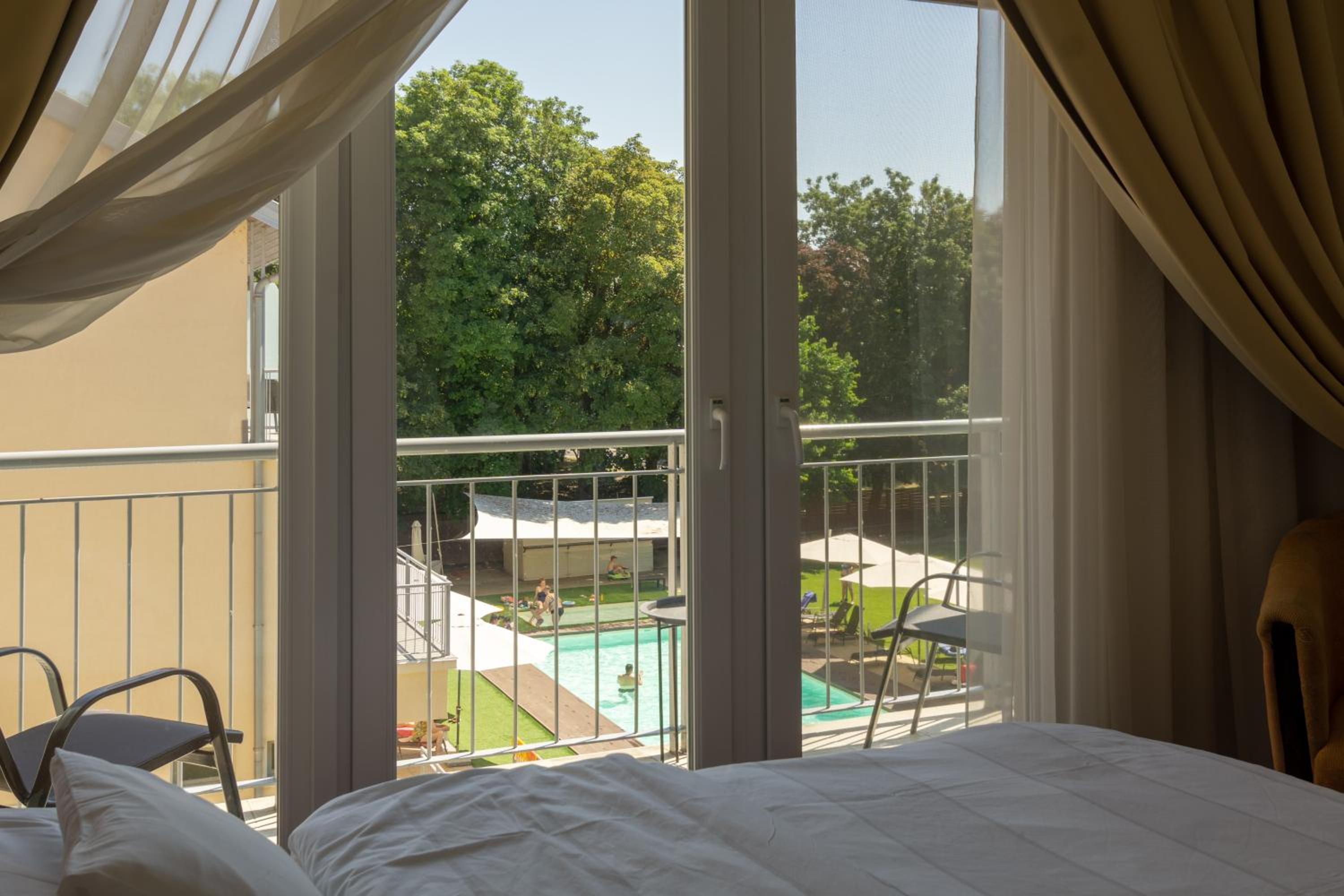 Double Room with Pool View - Photo 13
