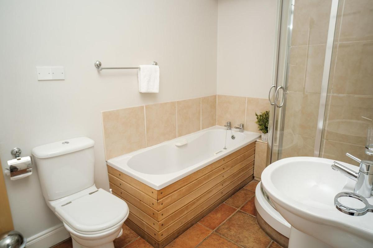 Family Room with Private Bathroom photo 3