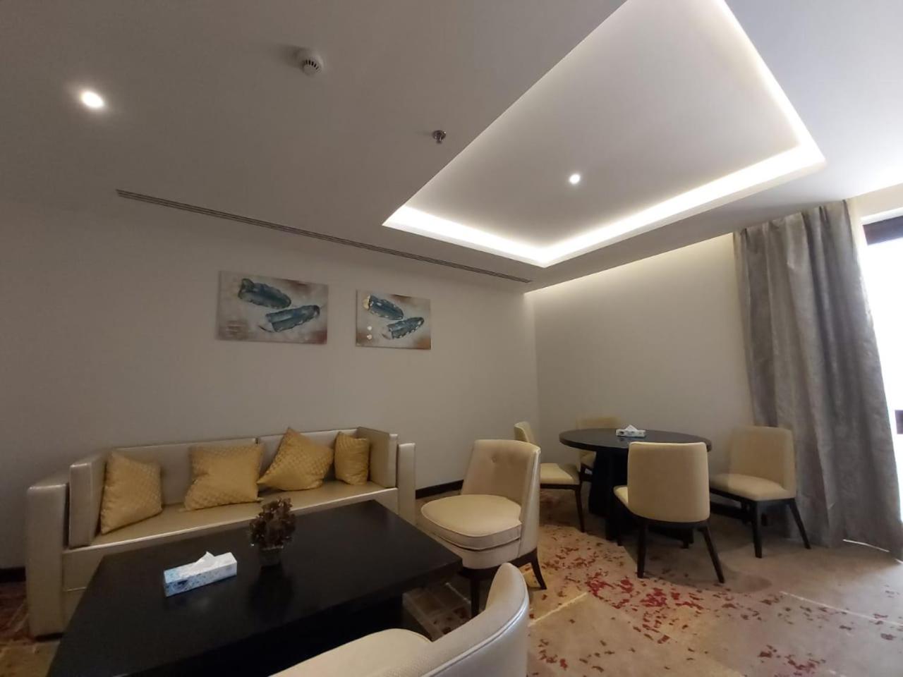 King Studio with Sofa Bed photo 2