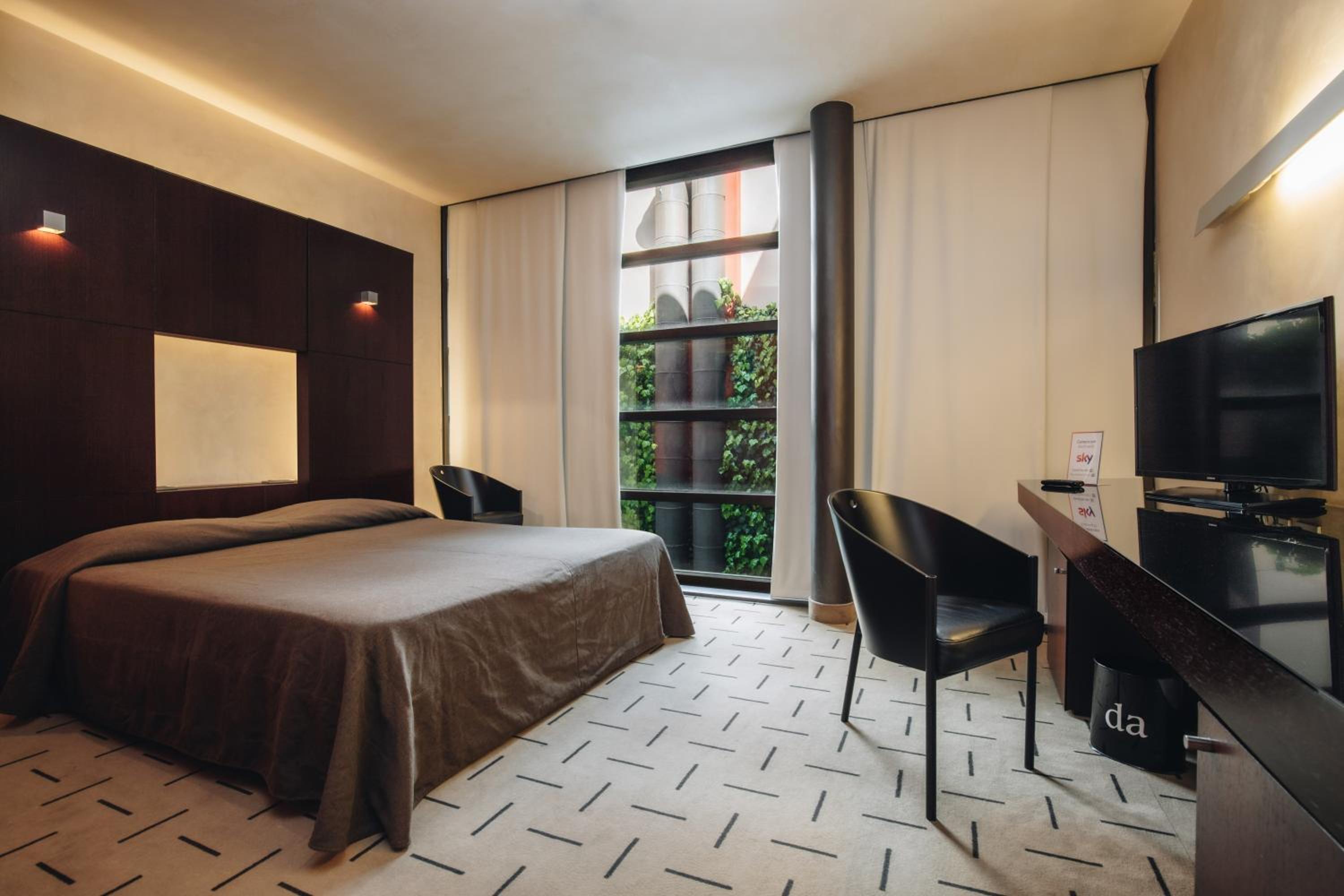 Standard Double or Twin Room - Photo 6