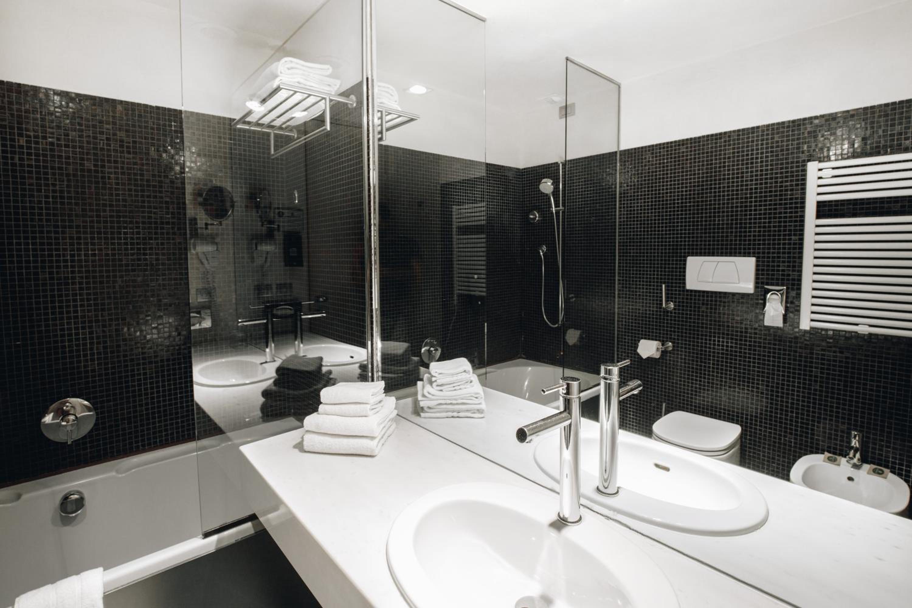 Standard Double or Twin Room - Photo 5