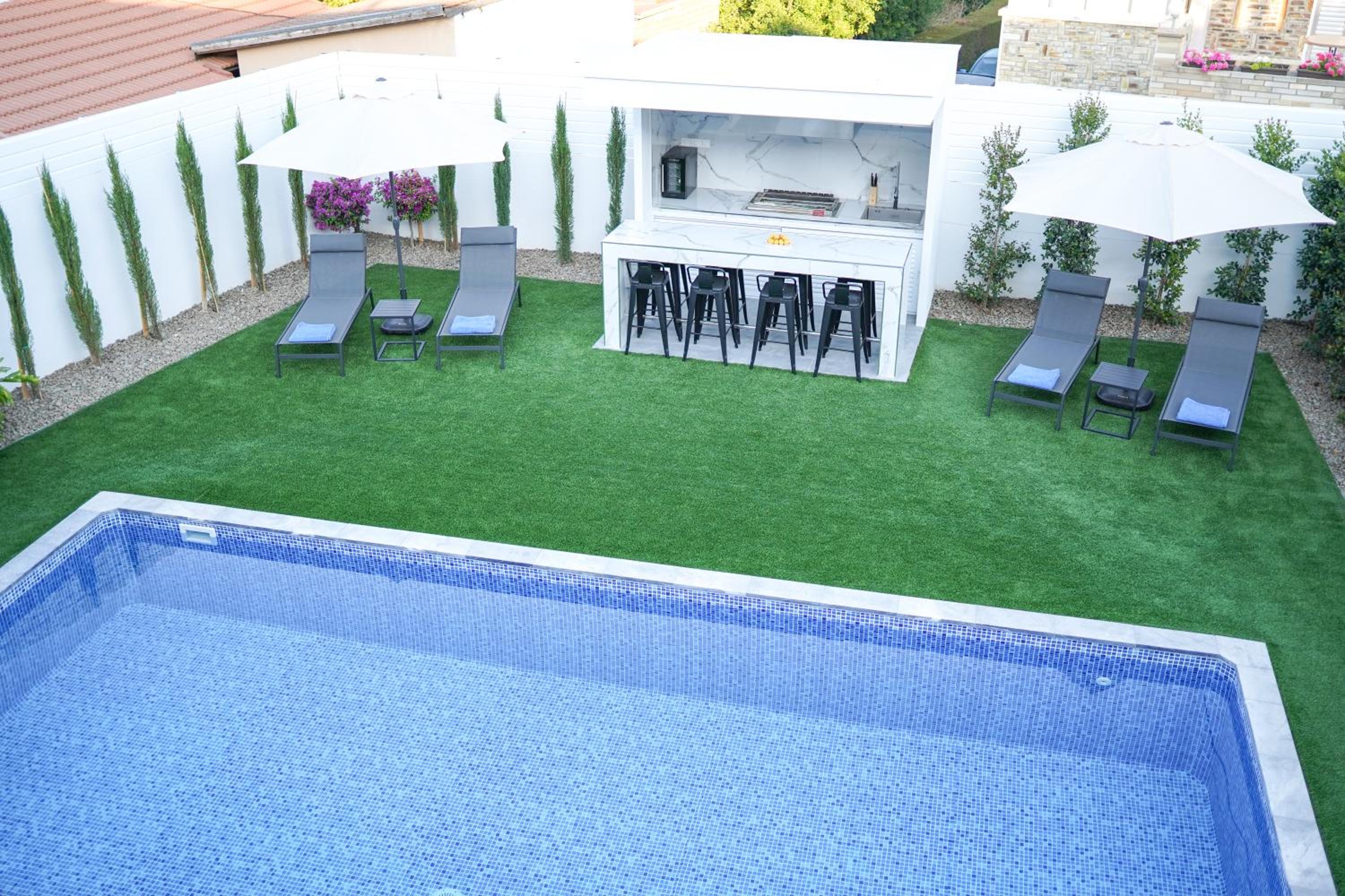 Apartment with Pool View  photo 2