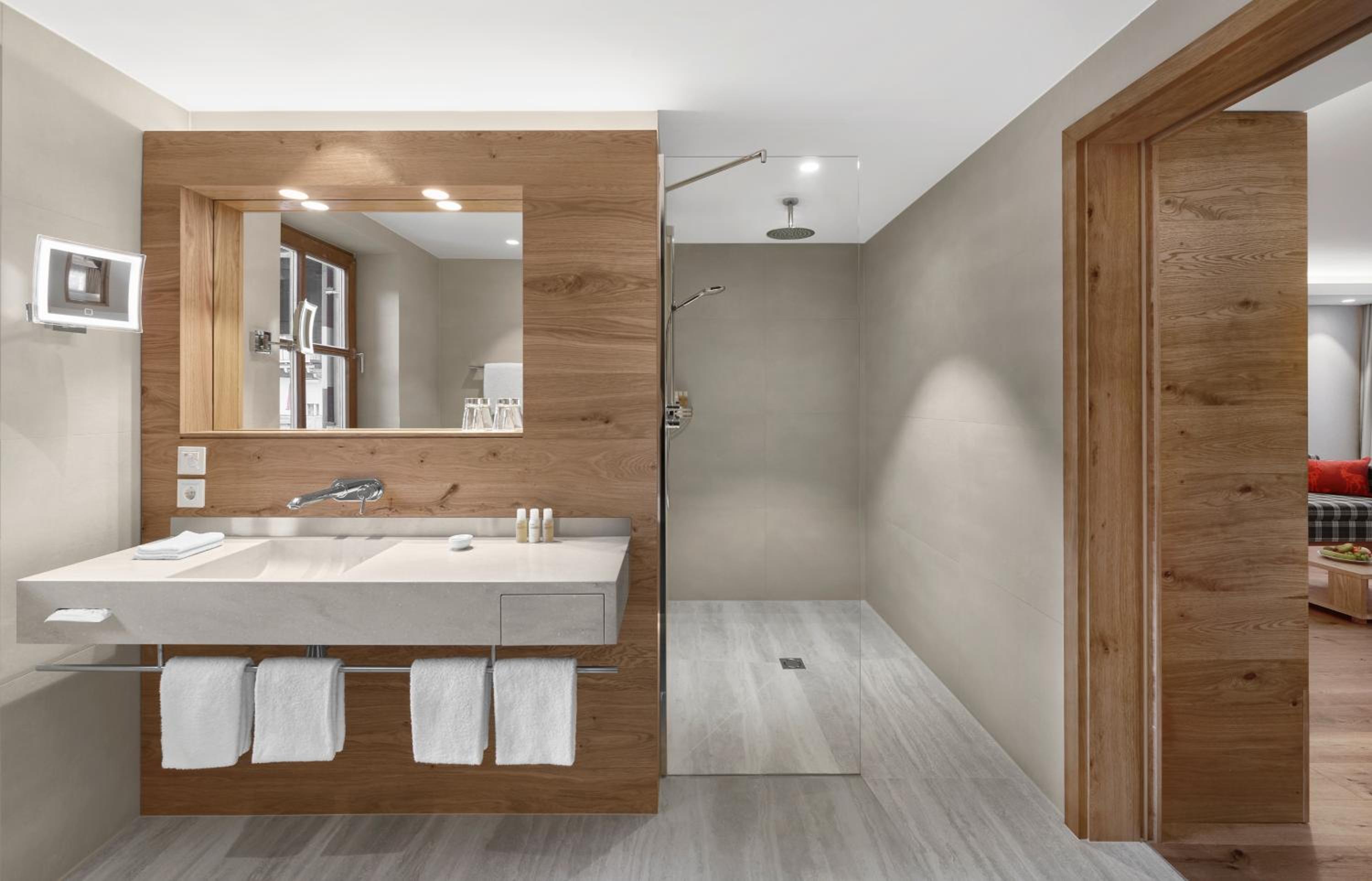 Junior Suite with Balcony - Photo 4