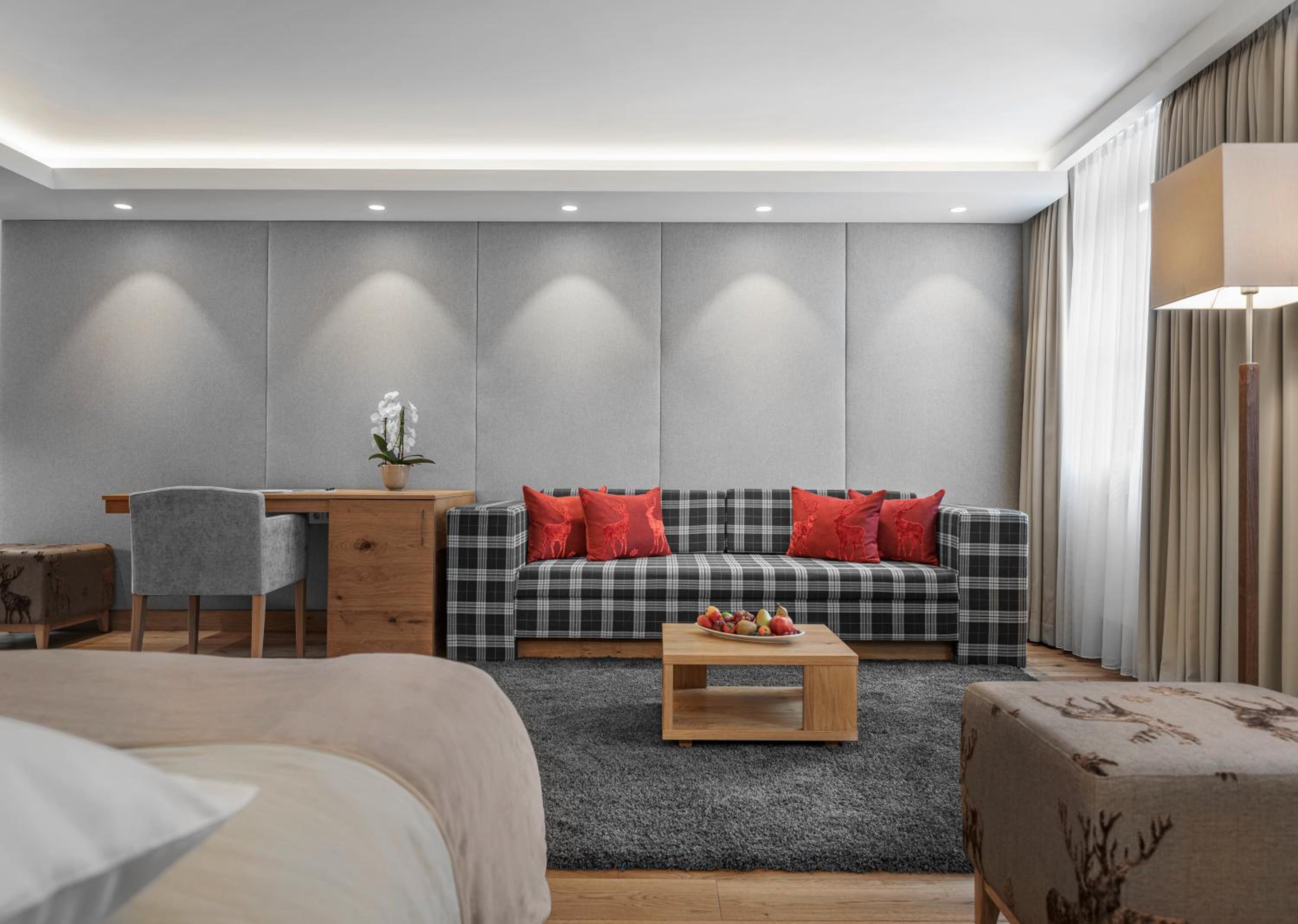 Junior Suite with Balcony - Photo 3