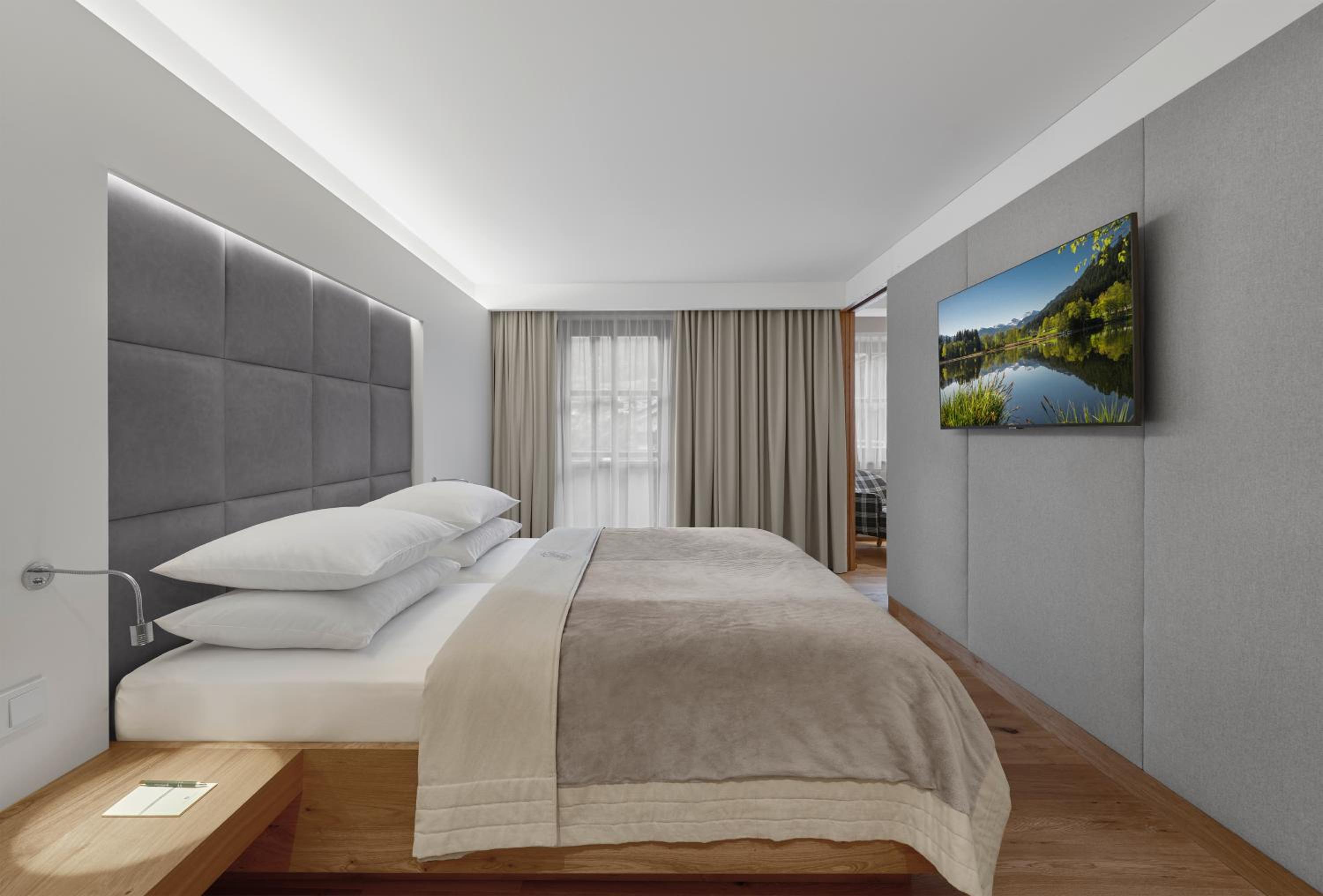 Suite - Photo 1