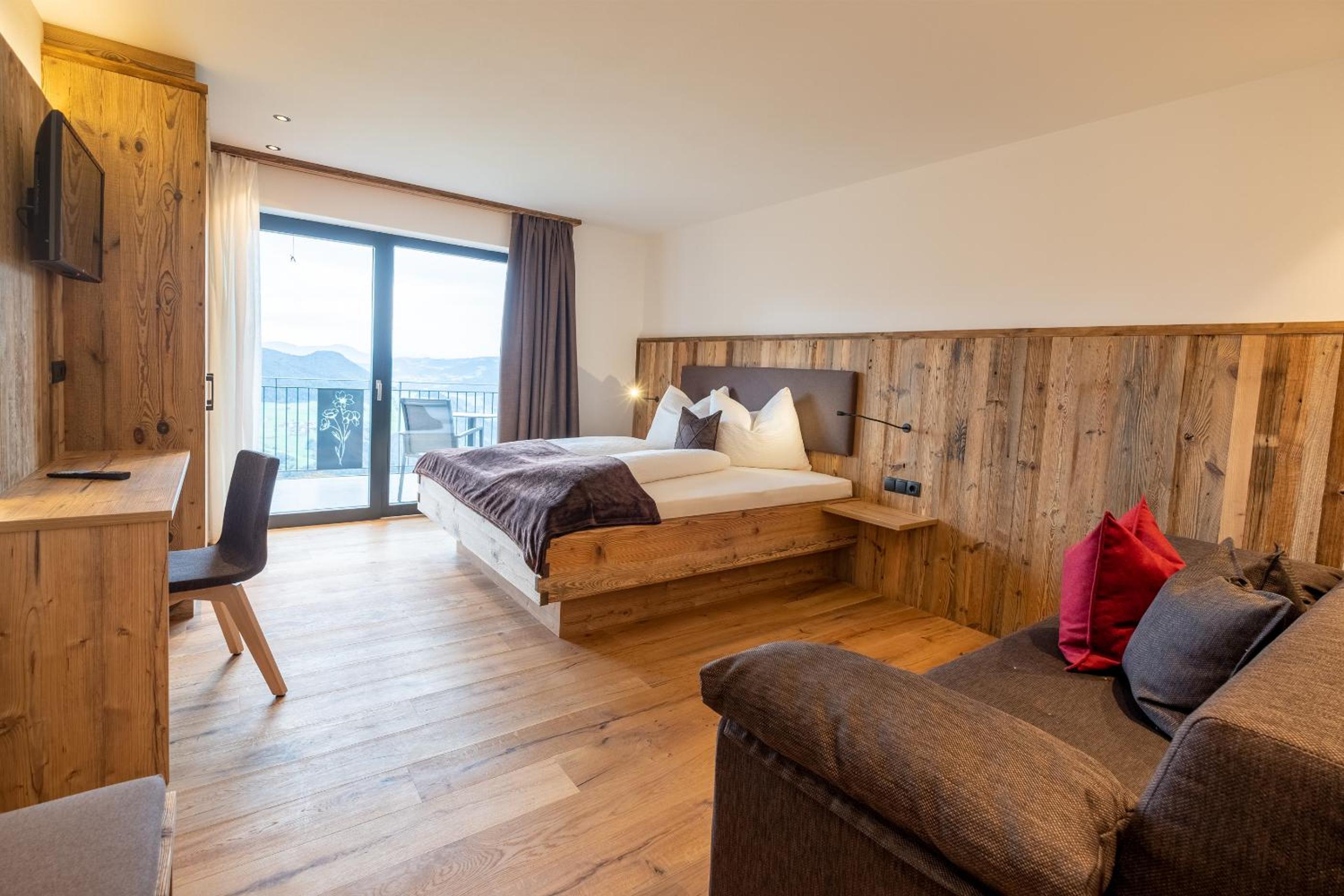 Double or Twin Room with Mountain View - Photo 3
