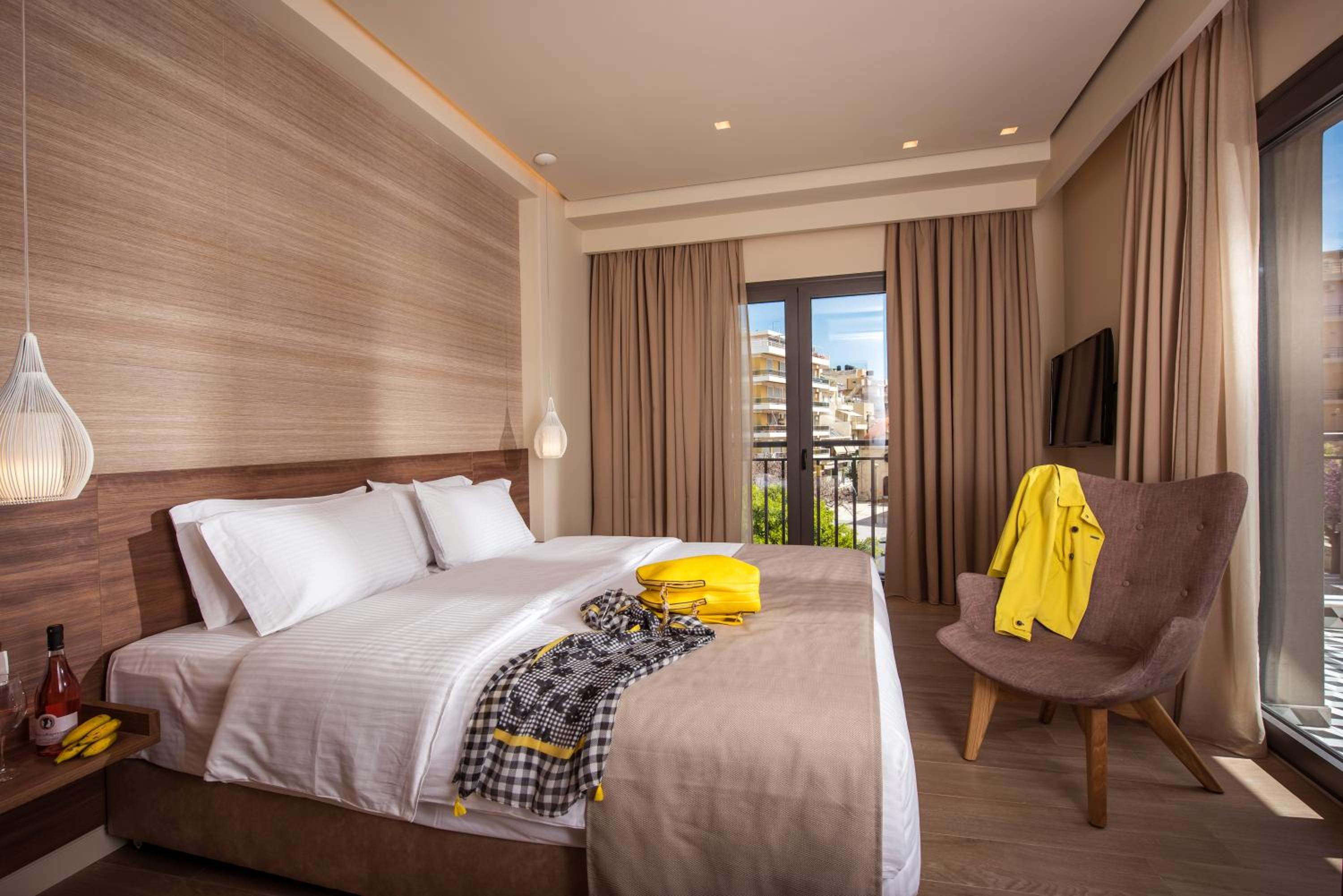 Deluxe Room with Balcony and City View - Photo 5