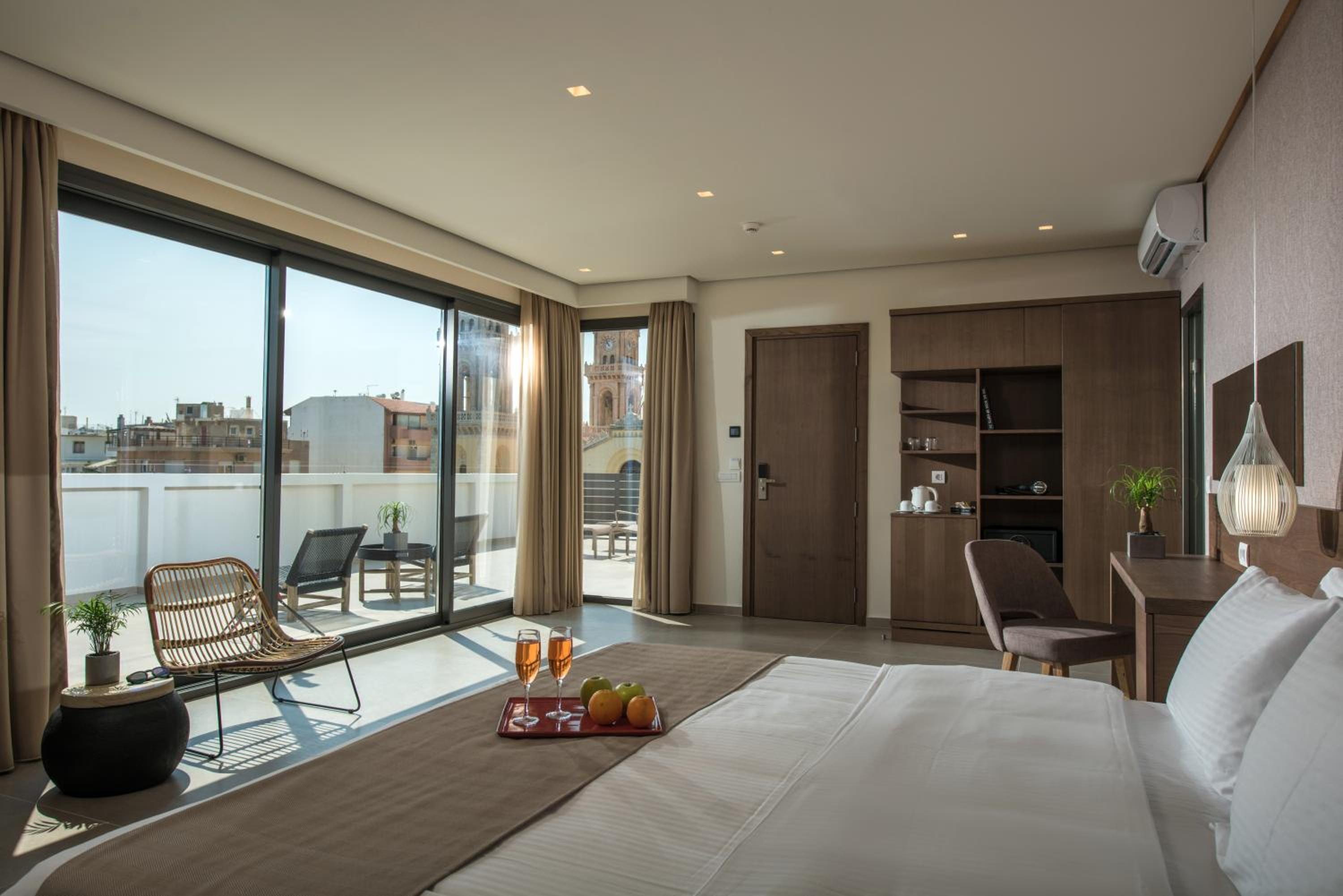 Junior Suite with Outdoor Jetted Tub and Side Sea View - Photo 2