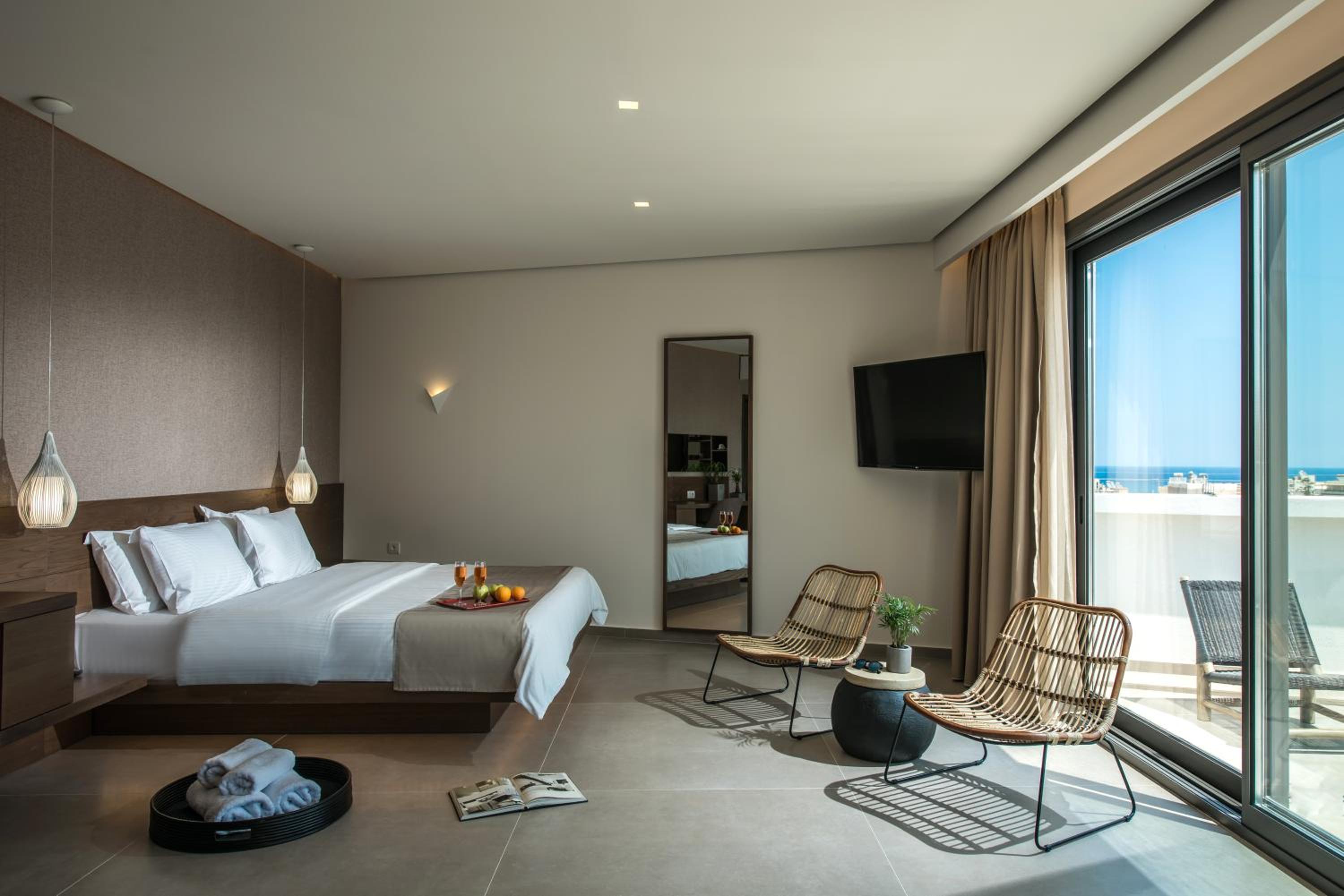 Junior Suite with Outdoor Jetted Tub and Side Sea View - Photo 1