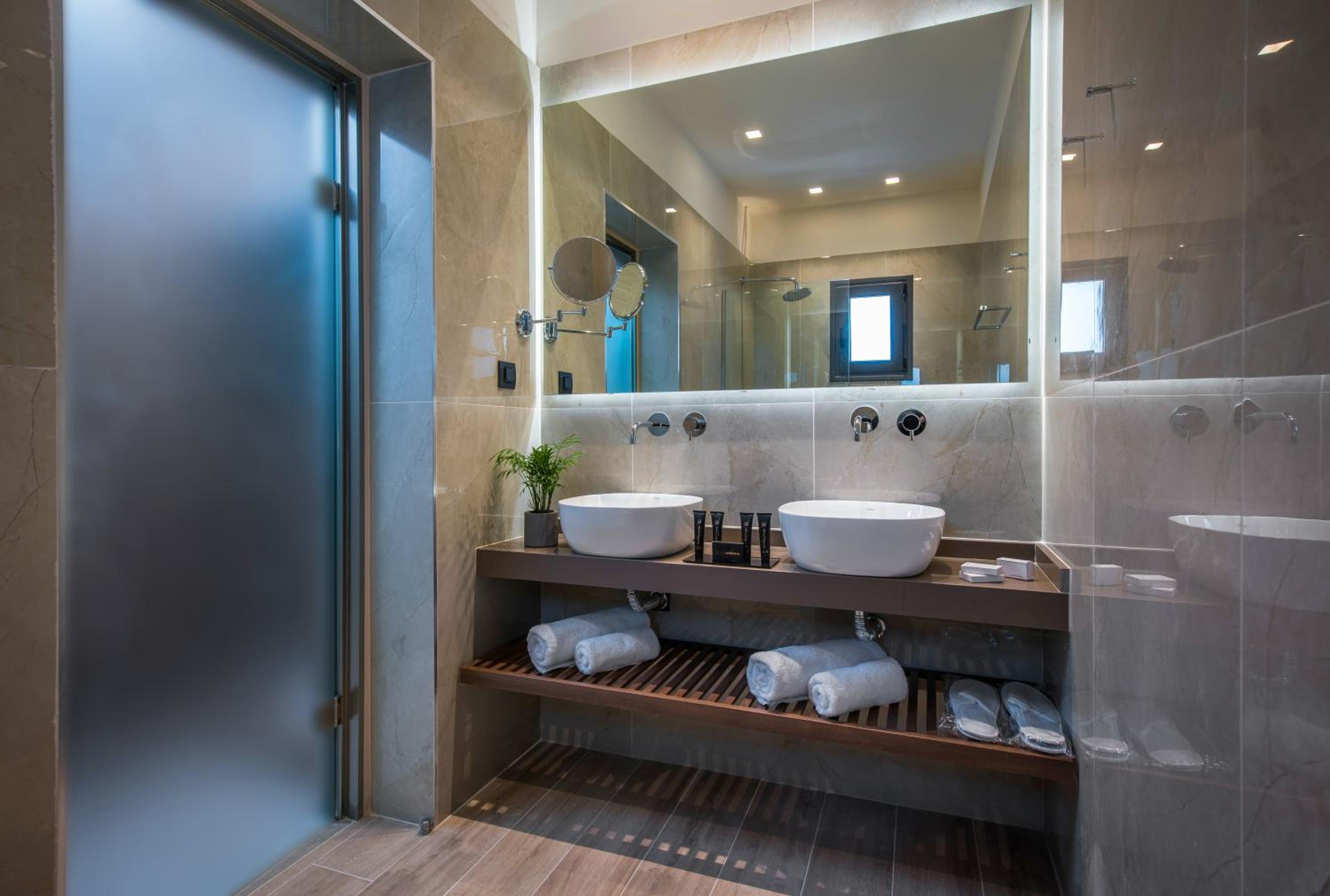 Junior Suite with Outdoor Jetted Tub and Side Sea View - Photo 10