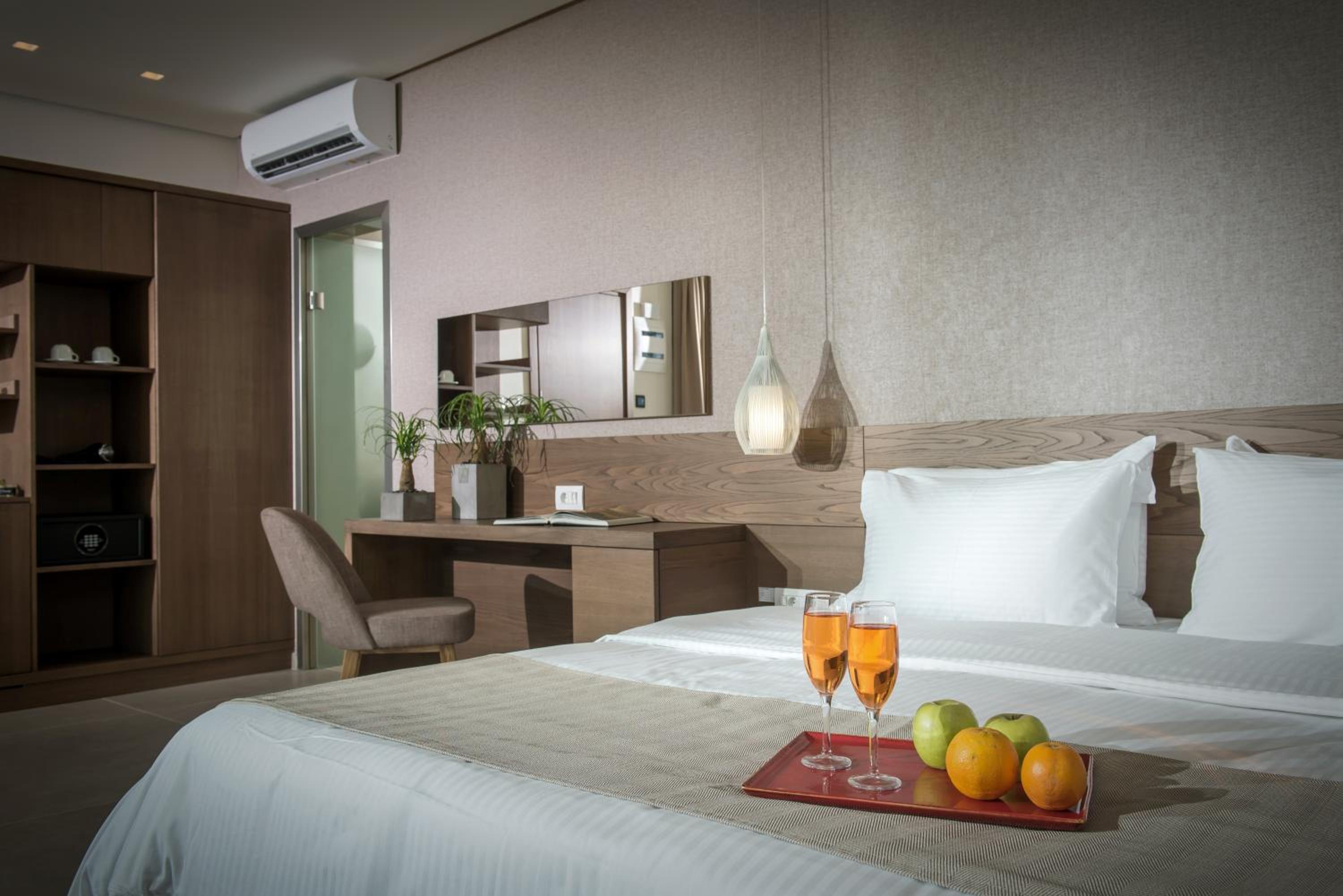 Junior Suite with Outdoor Jetted Tub and Side Sea View - Photo 8