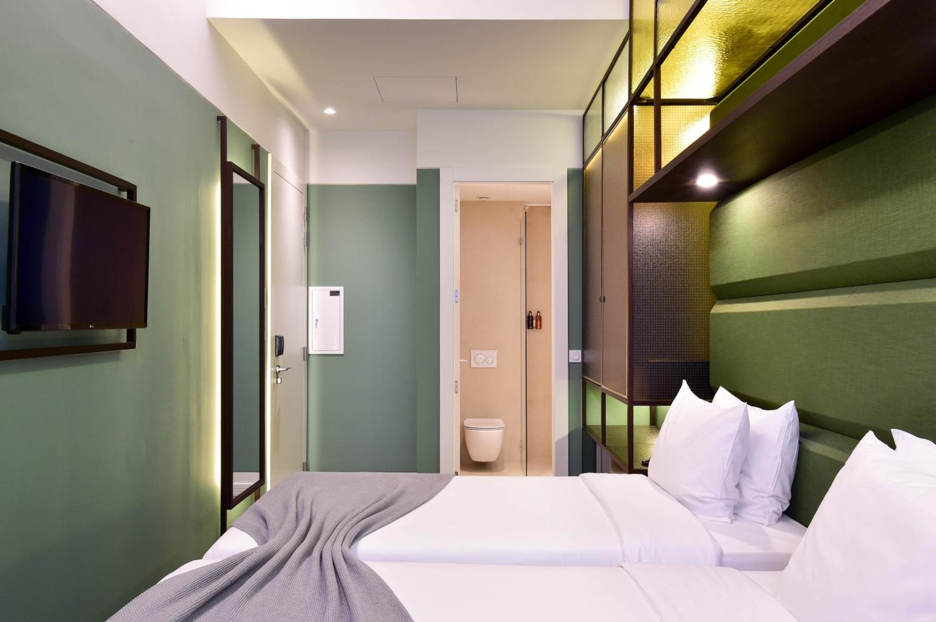 Twin Room thumbnail 6