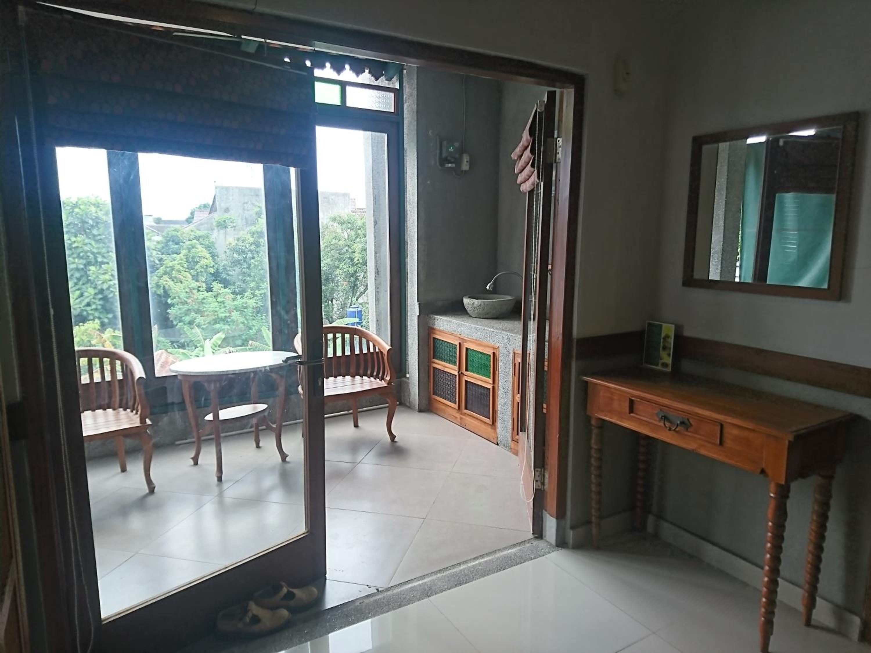 Double Room with Balcony - Photo 3