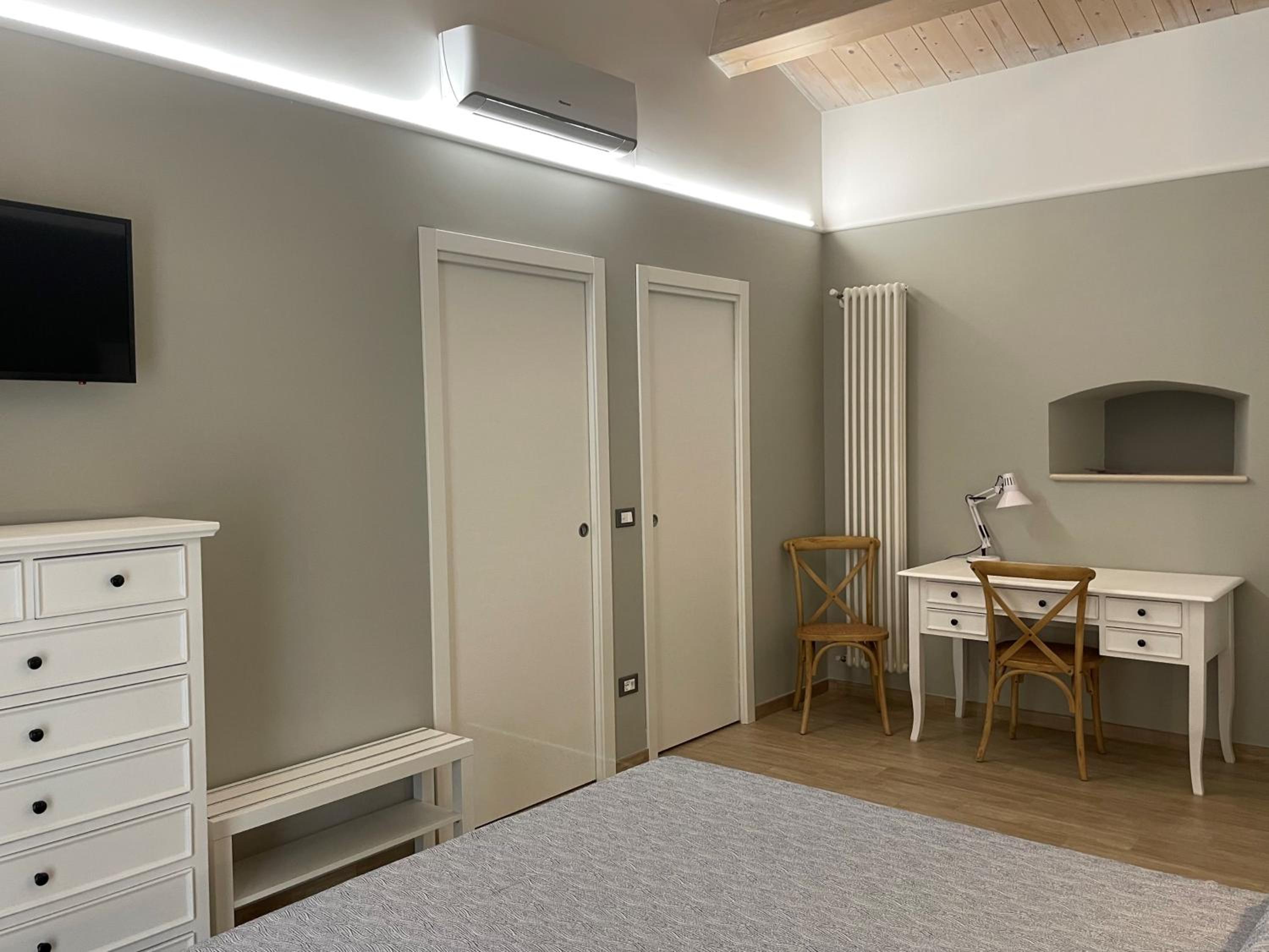 Double Room with Balcony - Photo 4