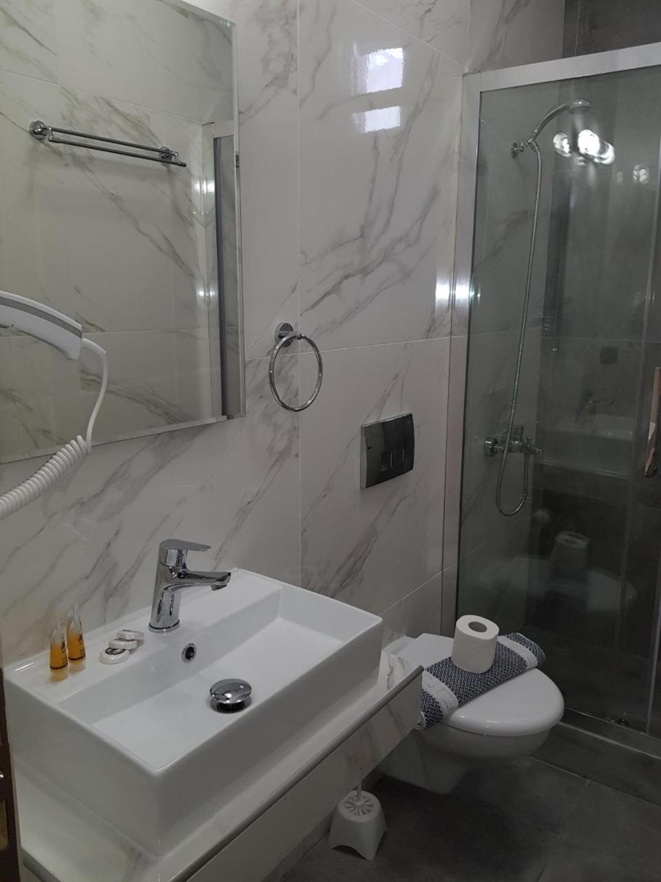 Deluxe Double or Twin Room - Photo 11