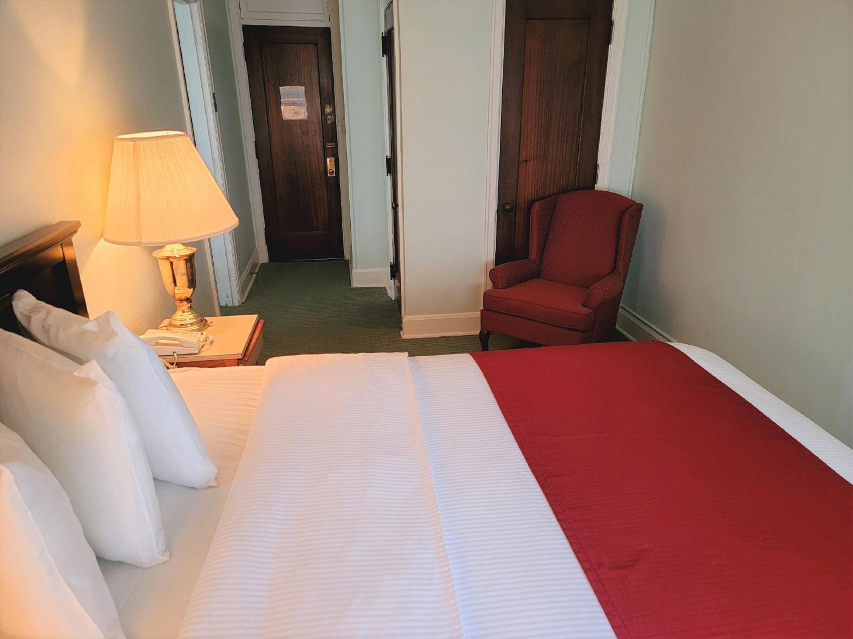 Queen Room with Seating Area - Hotel