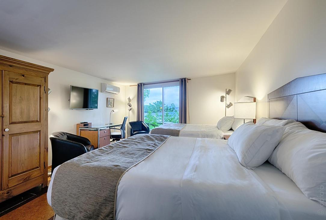 Superior Room with Two Queen Beds and River View (Pavillon Desmarais) photo 2
